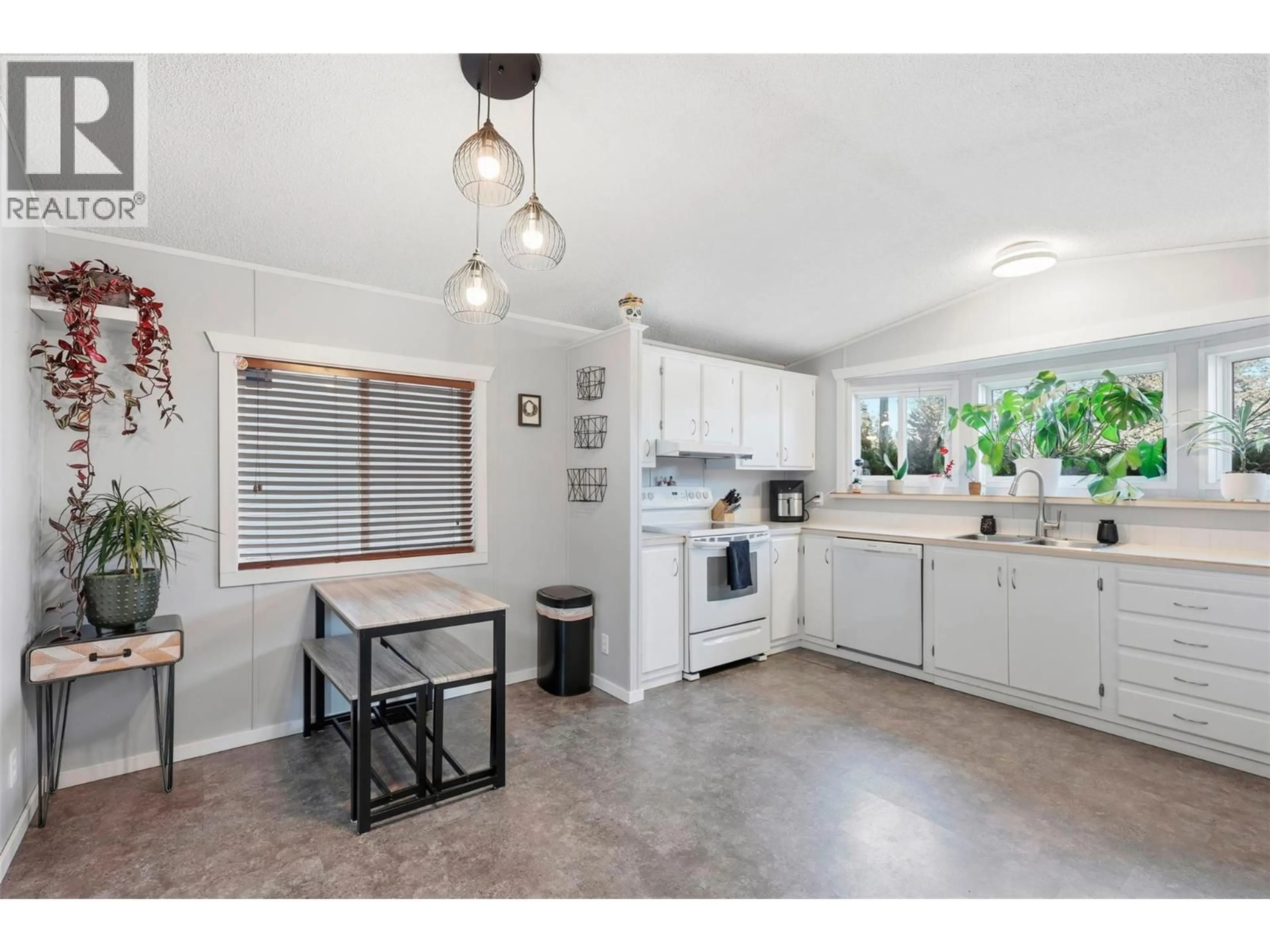 Standard kitchen, ceramic/tile floor for 35 - 1555 HOWE ROAD, Kamloops British Columbia V1S1N1