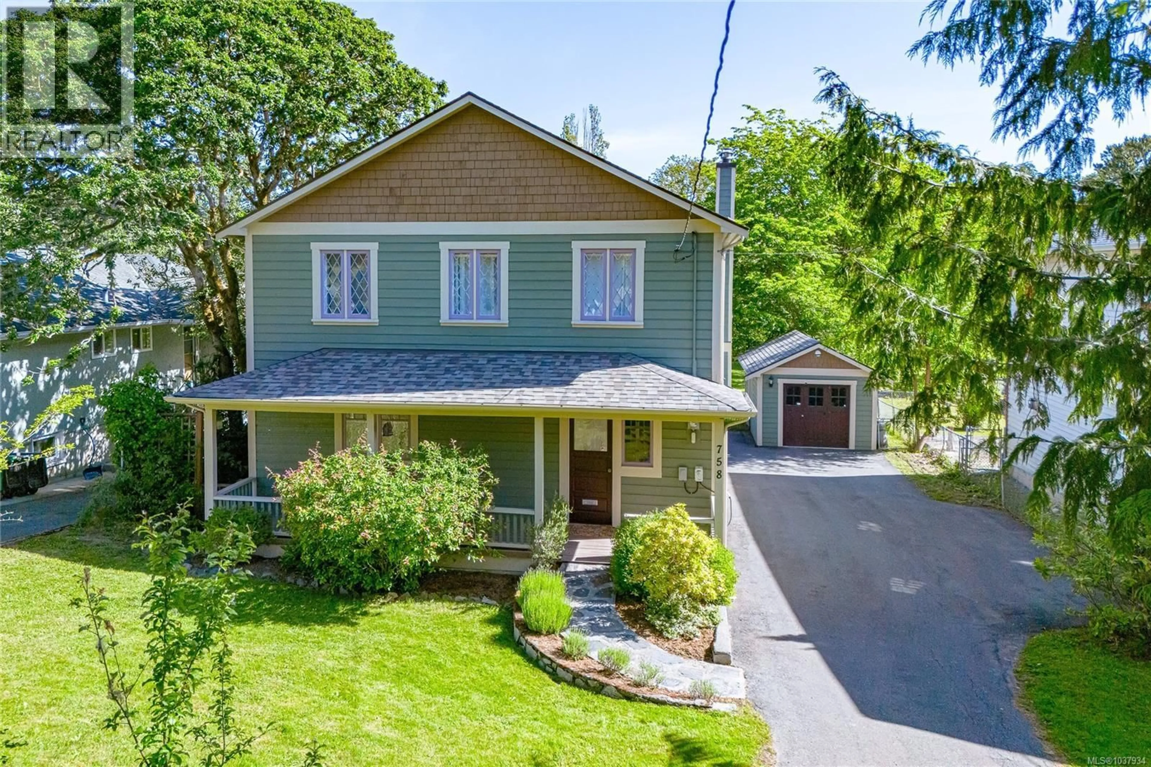 A pic from outside/outdoor area/front of a property/back of a property/a pic from drone, street for 758 NEWBURY STREET, Saanich British Columbia V9A2C1