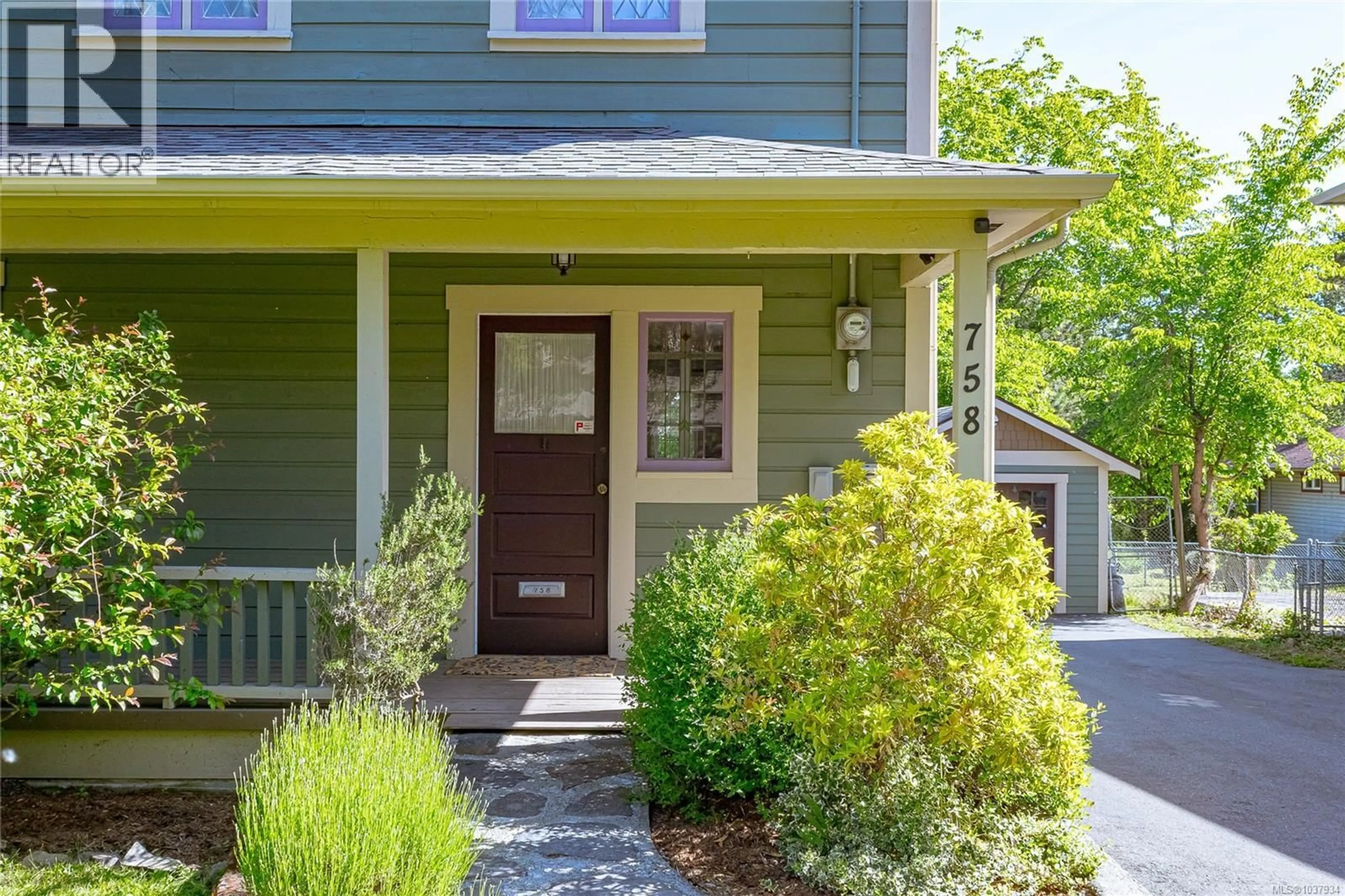 Home with vinyl exterior material, street for 758 NEWBURY STREET, Saanich British Columbia V9A2C1