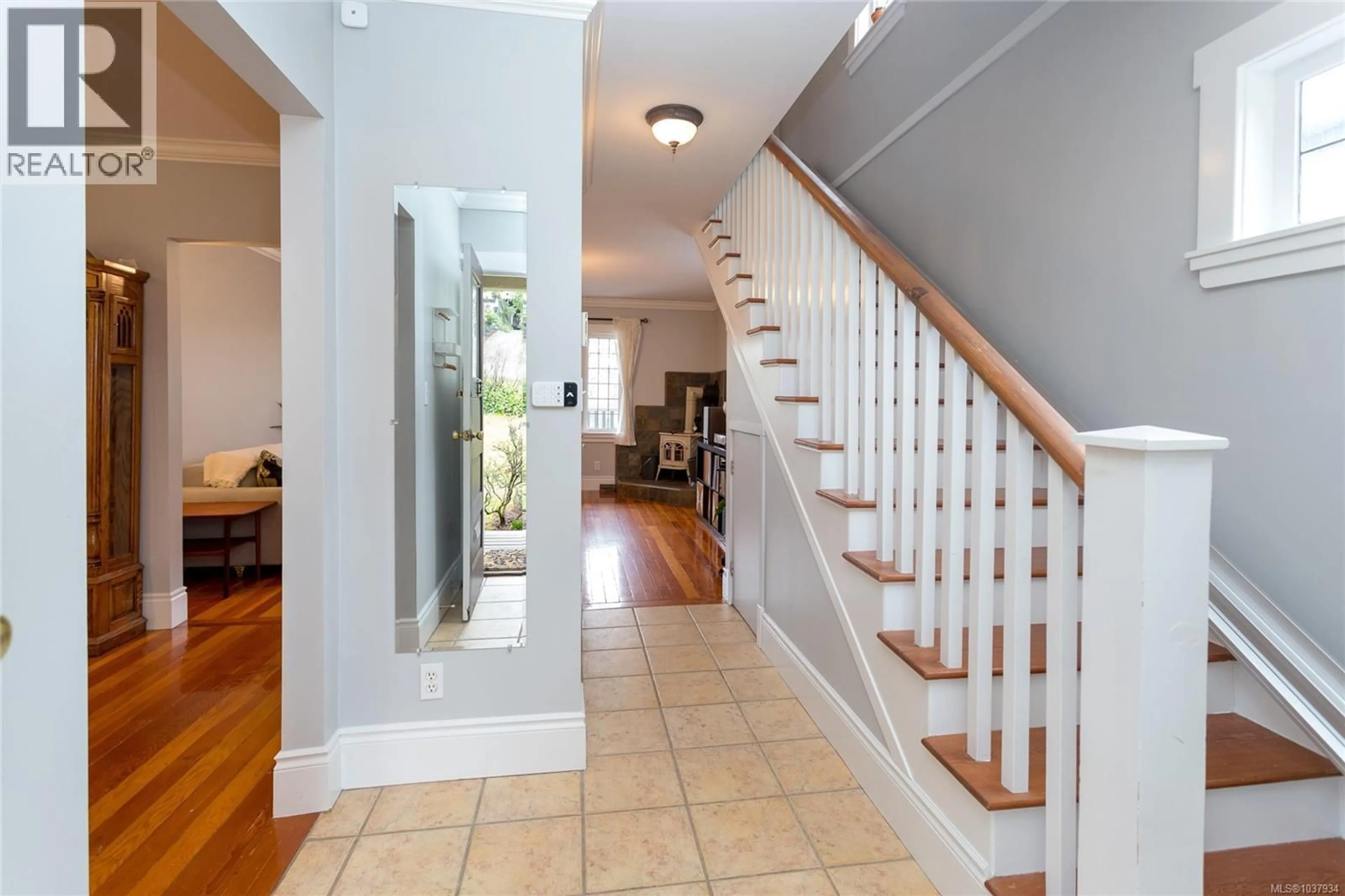 Indoor entryway for 758 NEWBURY STREET, Saanich British Columbia V9A2C1