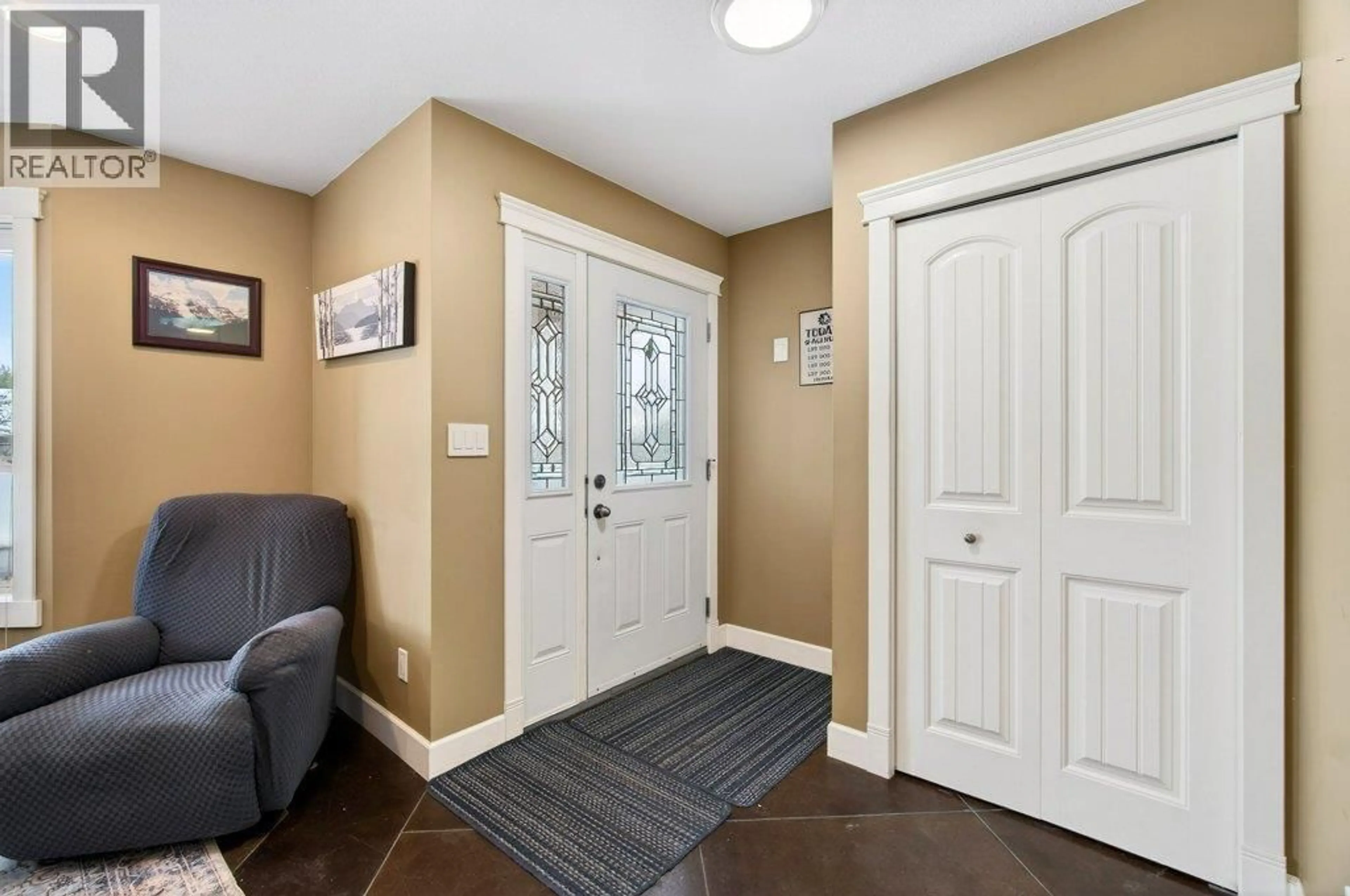 Indoor entryway for 1 - 660 20 STREET NORTHEAST, Salmon Arm British Columbia V1E2K9