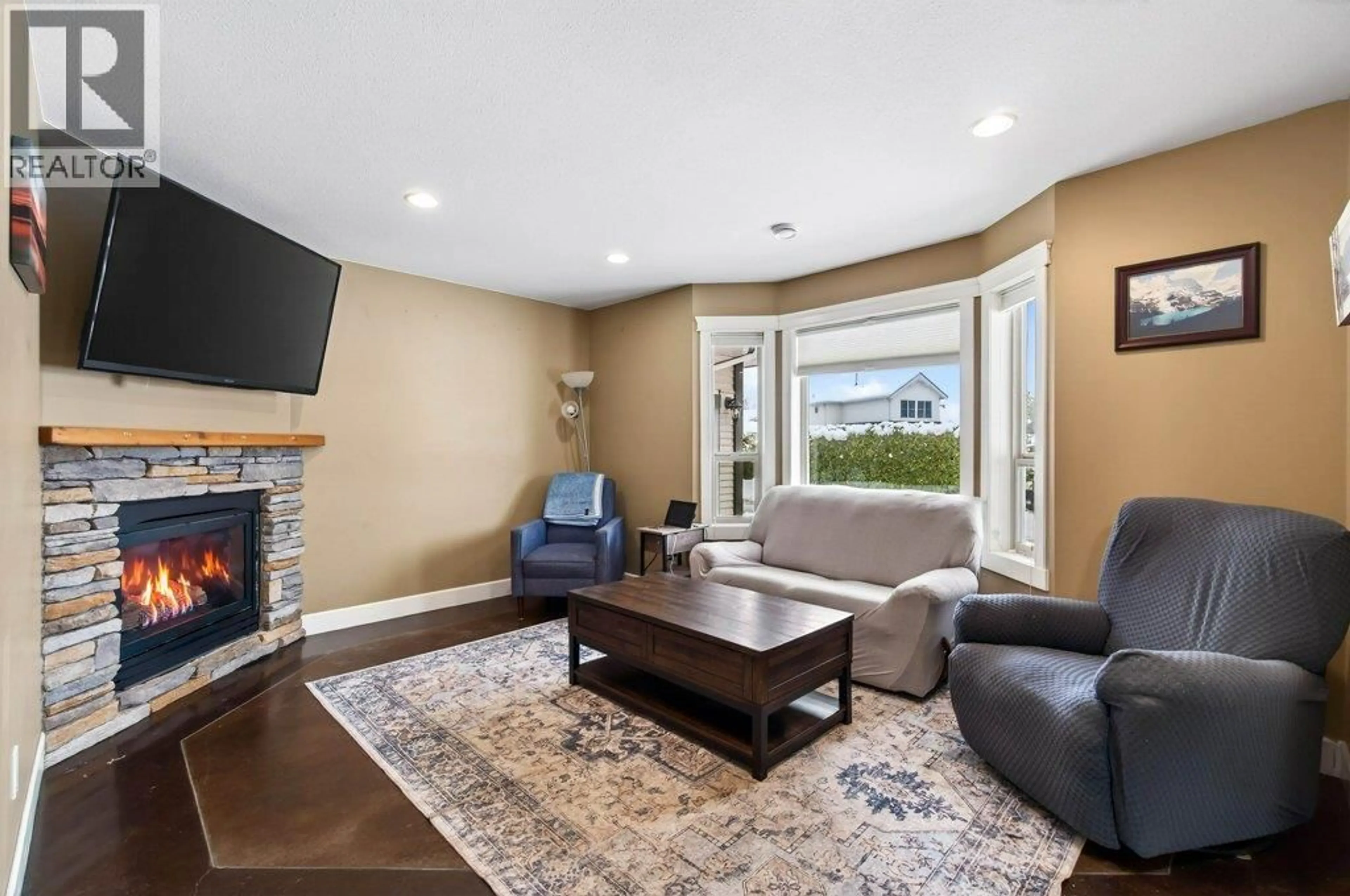 Living room with furniture, unknown for 1 - 660 20 STREET NORTHEAST, Salmon Arm British Columbia V1E2K9