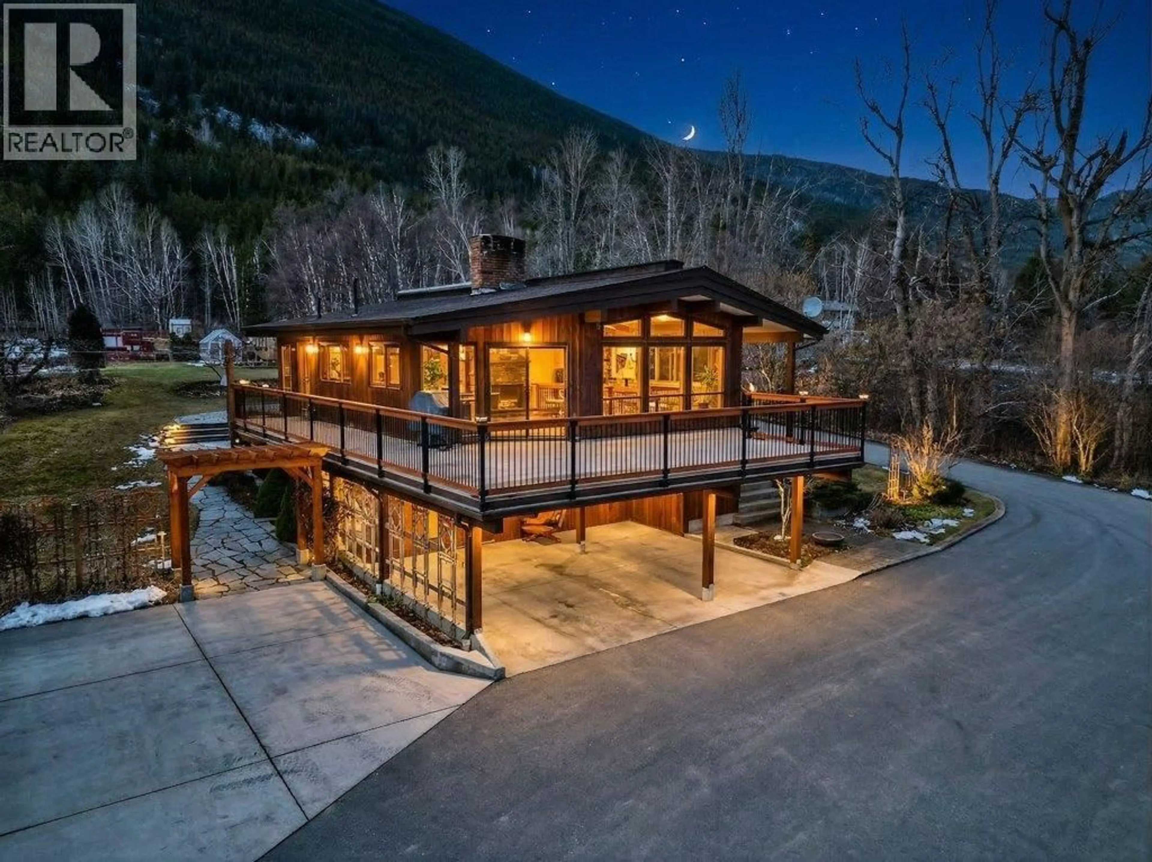 A pic from outside/outdoor area/front of a property/back of a property/a pic from drone, mountain view for 571 60 STREET SOUTHWEST, Salmon Arm British Columbia V1E3B3
