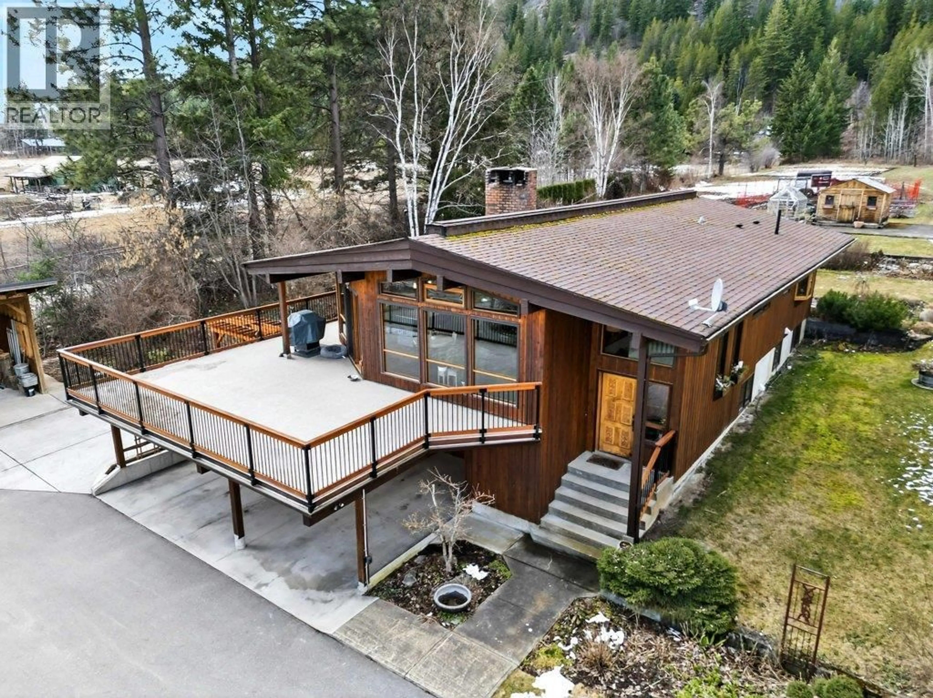 A pic from outside/outdoor area/front of a property/back of a property/a pic from drone, unknown for 571 60 STREET SOUTHWEST, Salmon Arm British Columbia V1E3B3