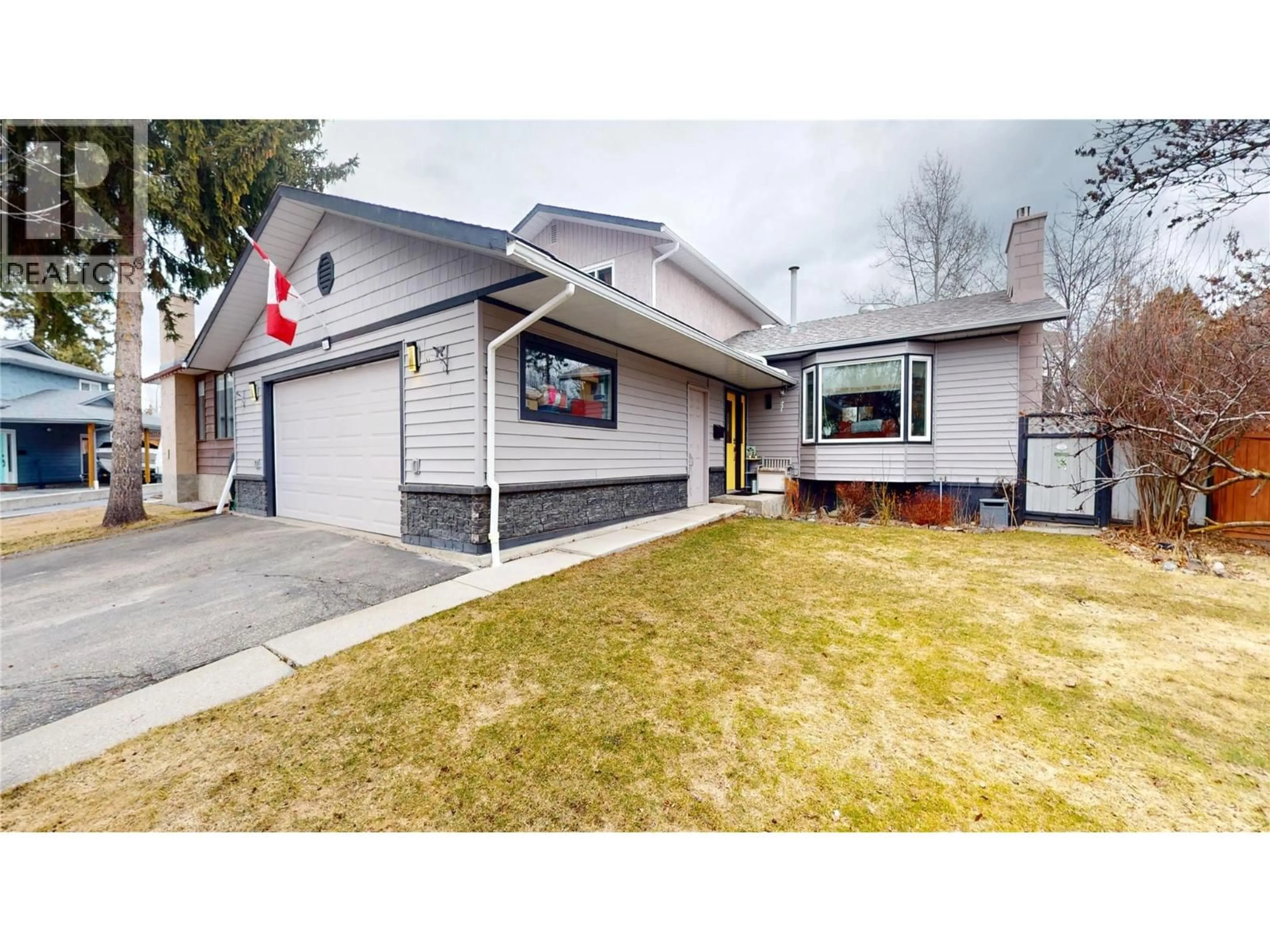 Home with vinyl exterior material, street for 2921 2B STREET SOUTH, Cranbrook British Columbia V1C5G1