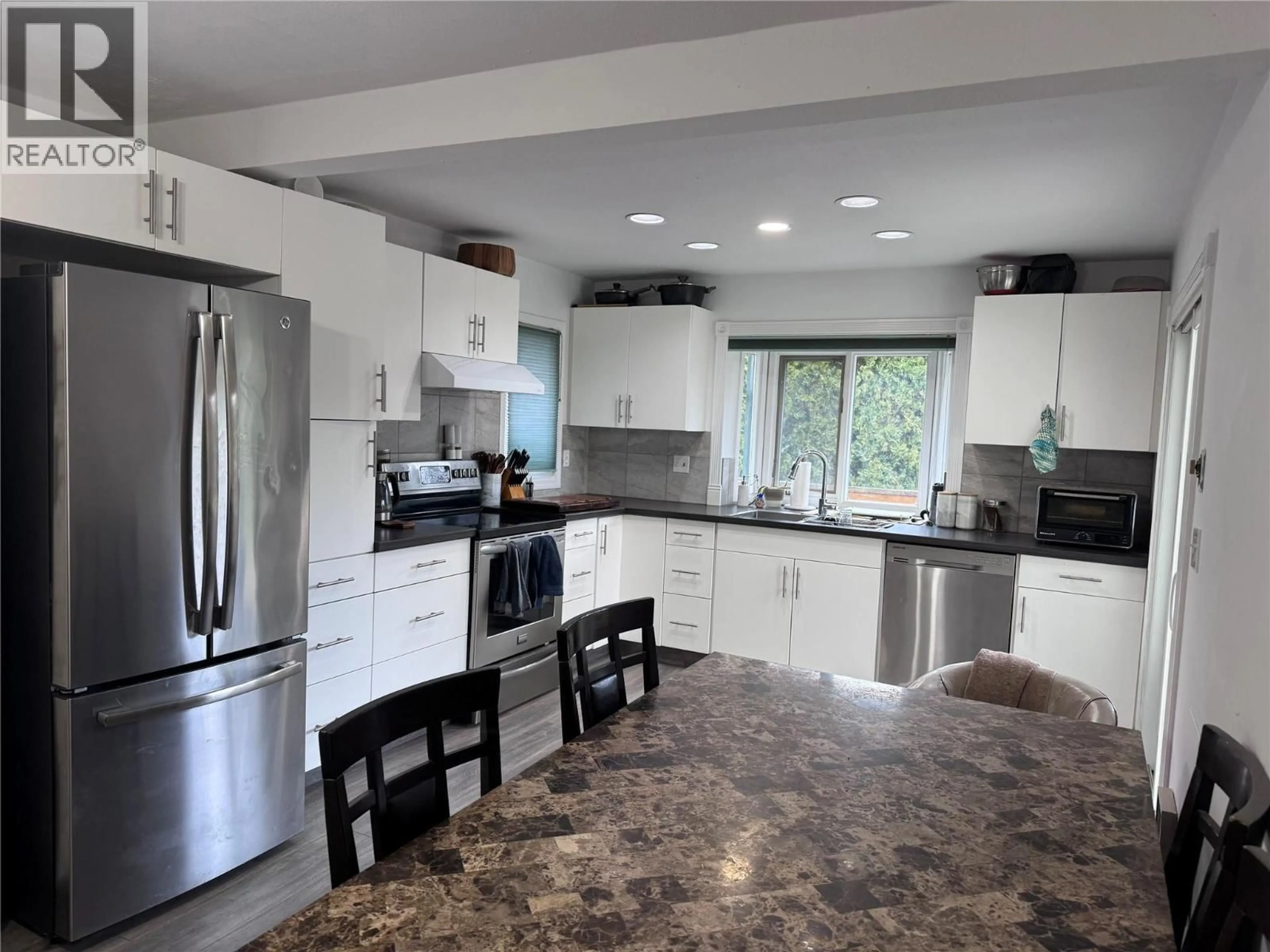 Open concept kitchen, ceramic/tile floor for 376 BEACH AVENUE, Kelowna British Columbia V1Y5R6