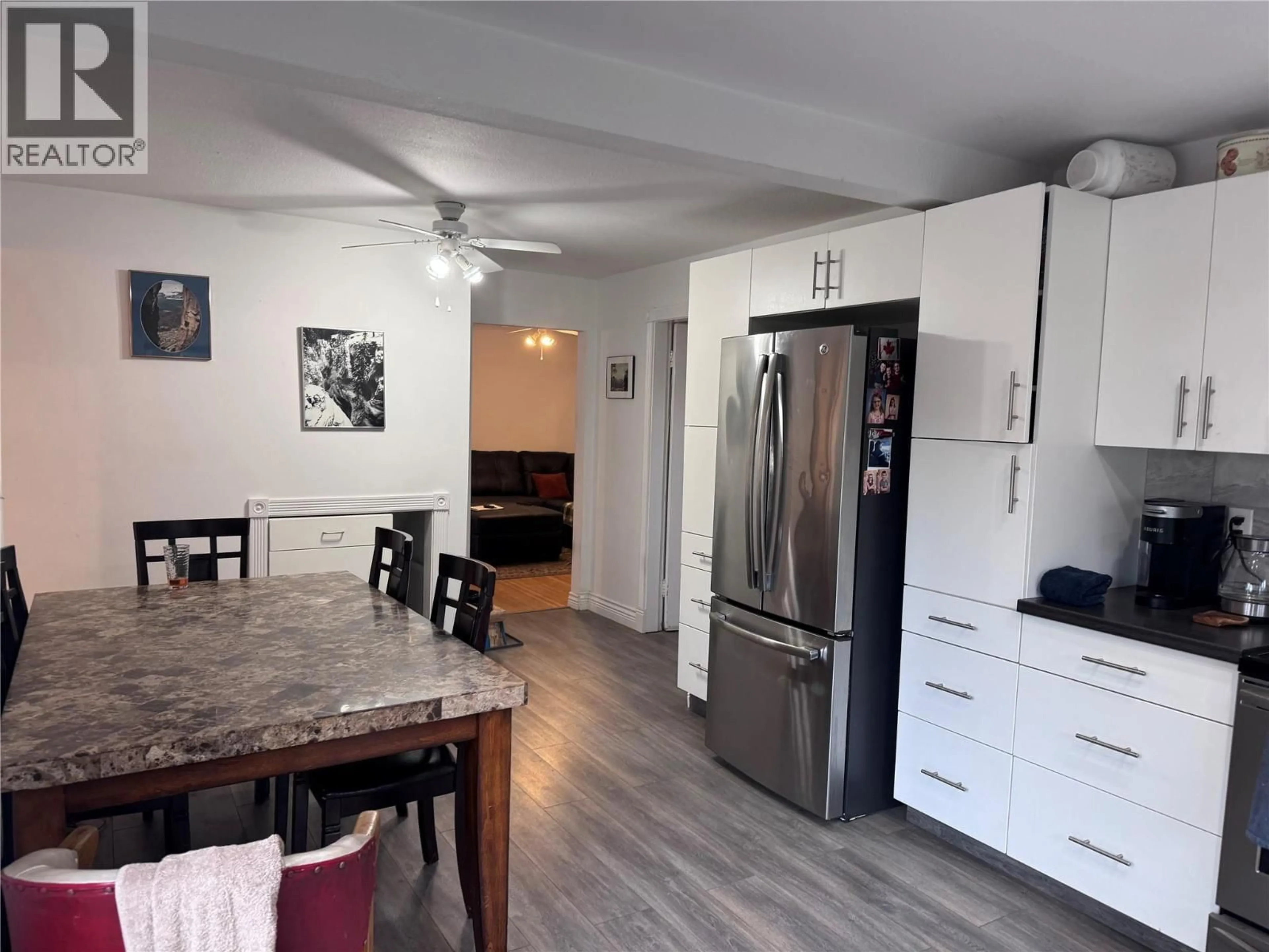 Open concept kitchen, wood/laminate floor for 376 BEACH AVENUE, Kelowna British Columbia V1Y5R6