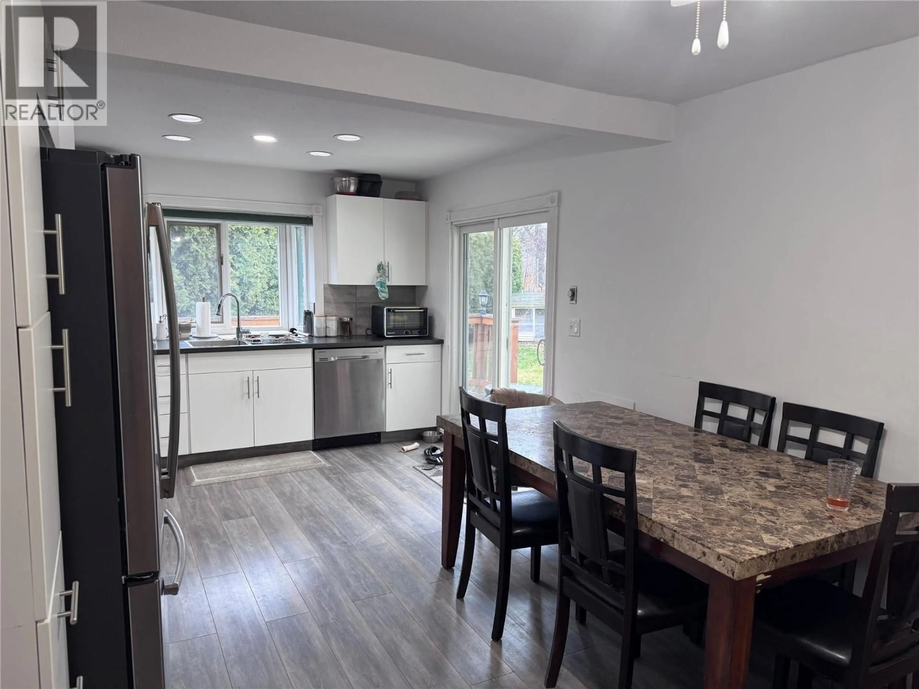 Open concept kitchen, wood/laminate floor for 376 BEACH AVENUE, Kelowna British Columbia V1Y5R6