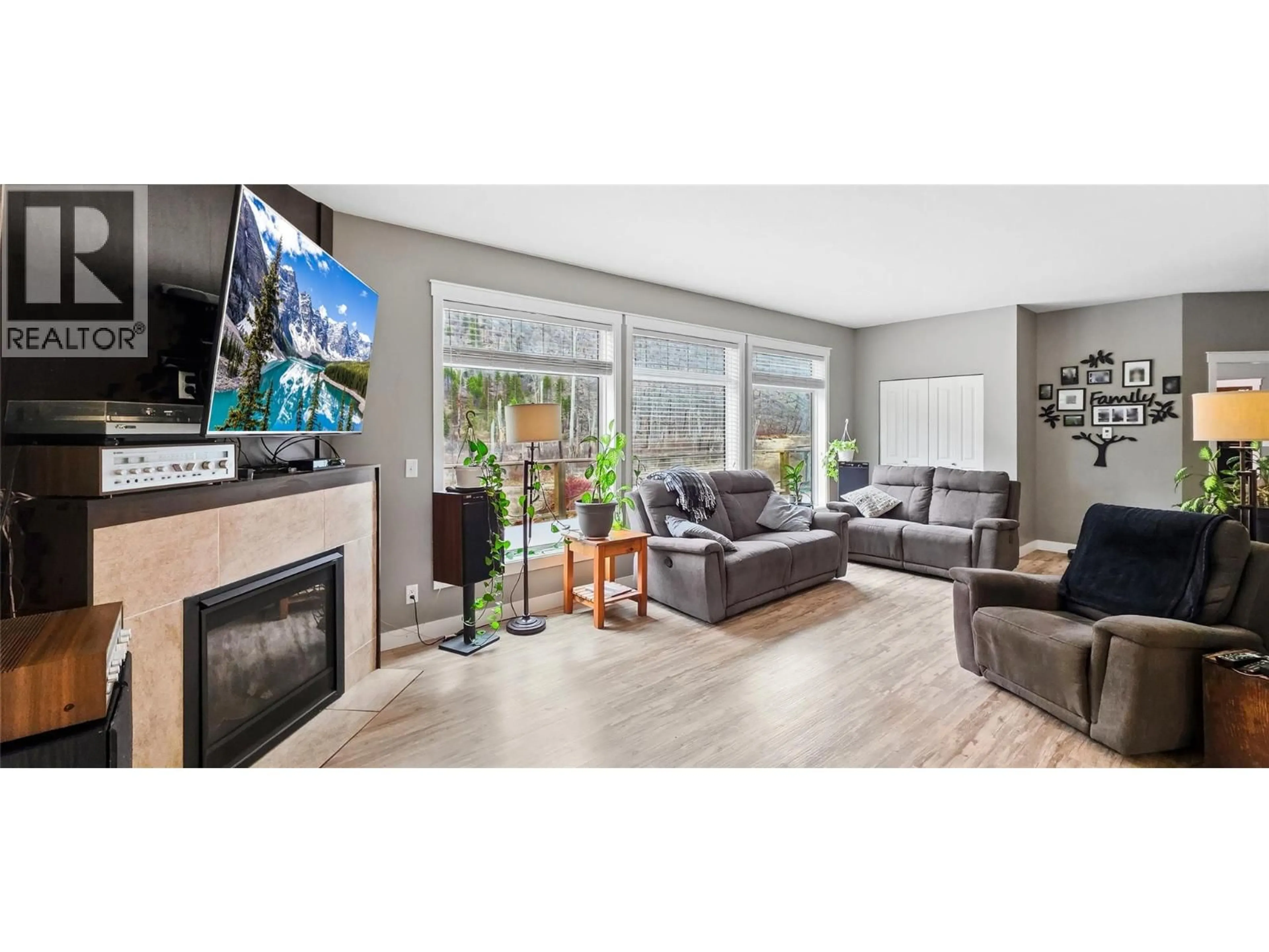 Living room with furniture, wood/laminate floor for 2910 CHRISTIAN VALLEY ROAD, Westbridge British Columbia V0H1Y0