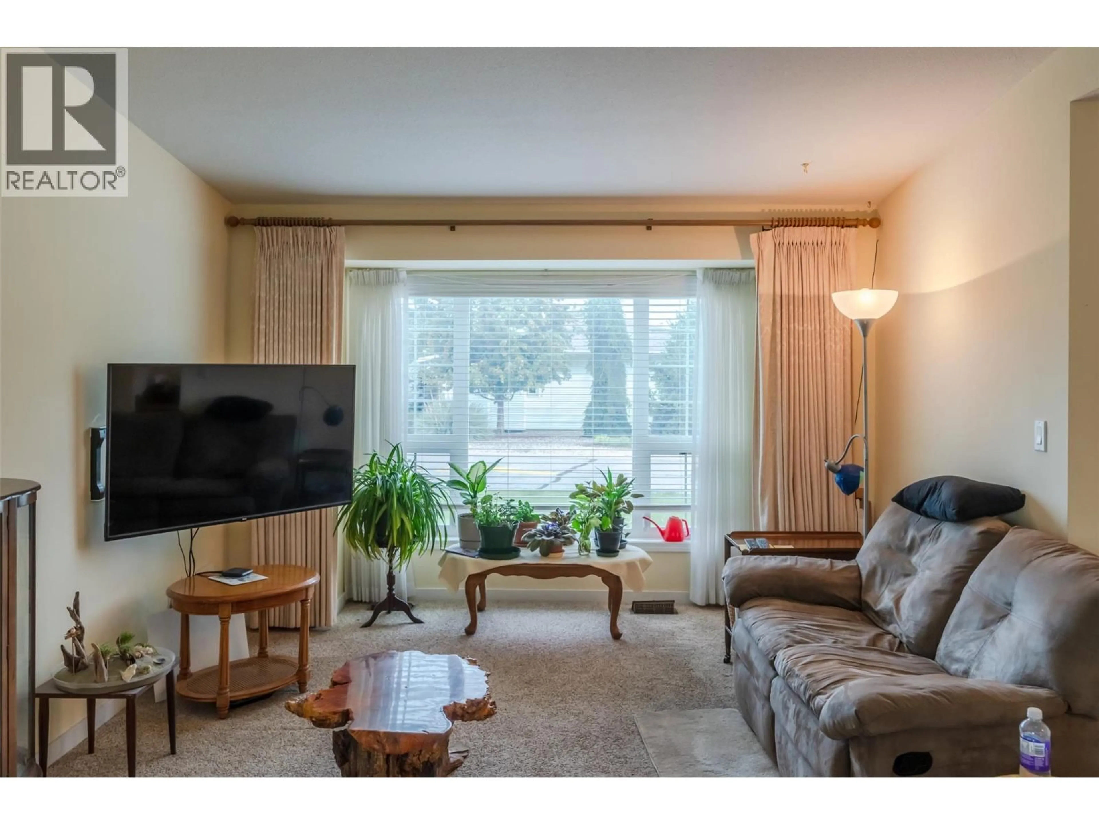 Living room with furniture, wood/laminate floor for 109 - 3400 WILSON STREET, Penticton British Columbia V2A8A3