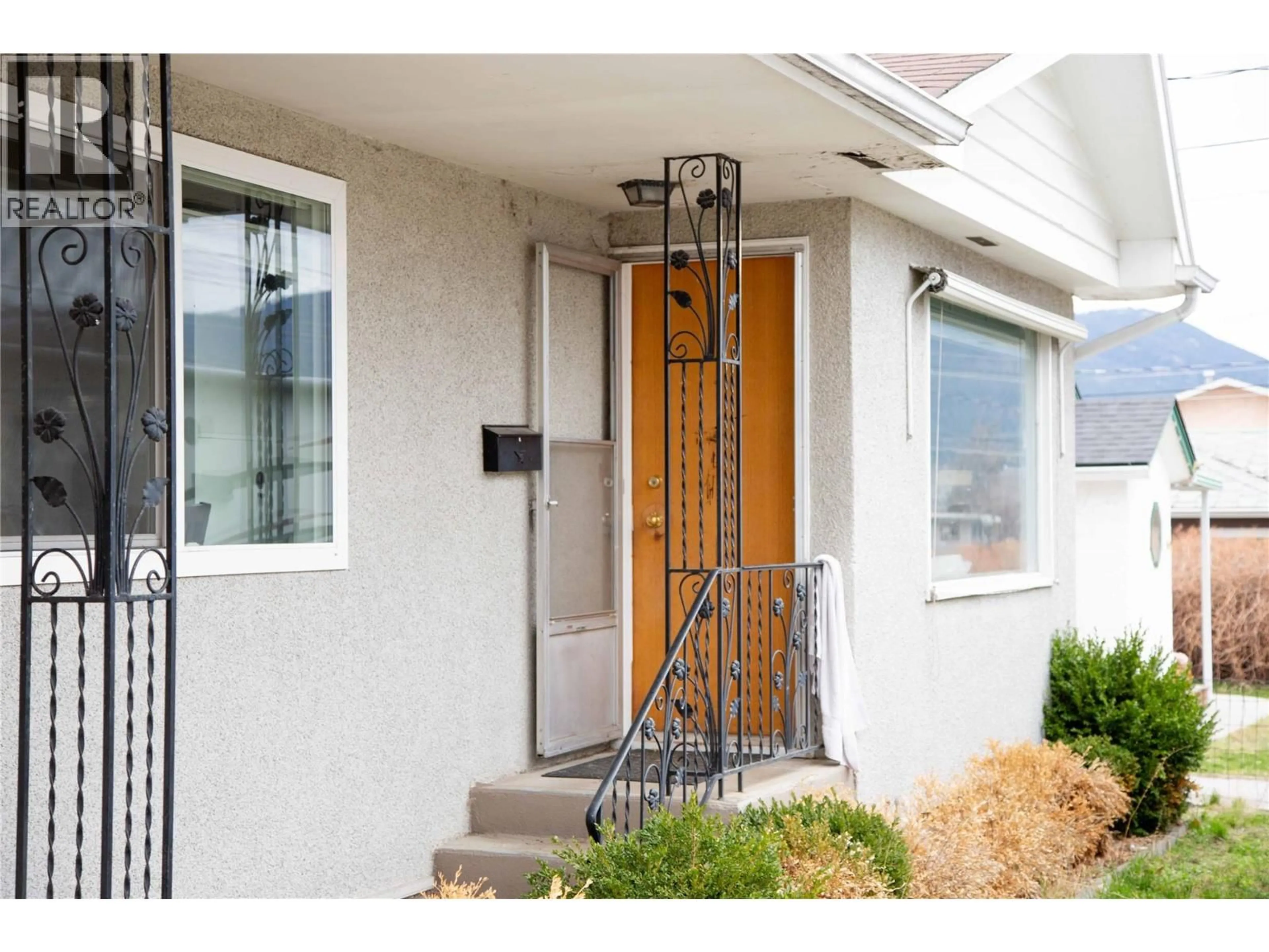 Indoor entryway for 514 EDNA AVENUE, Penticton British Columbia V2A2M2