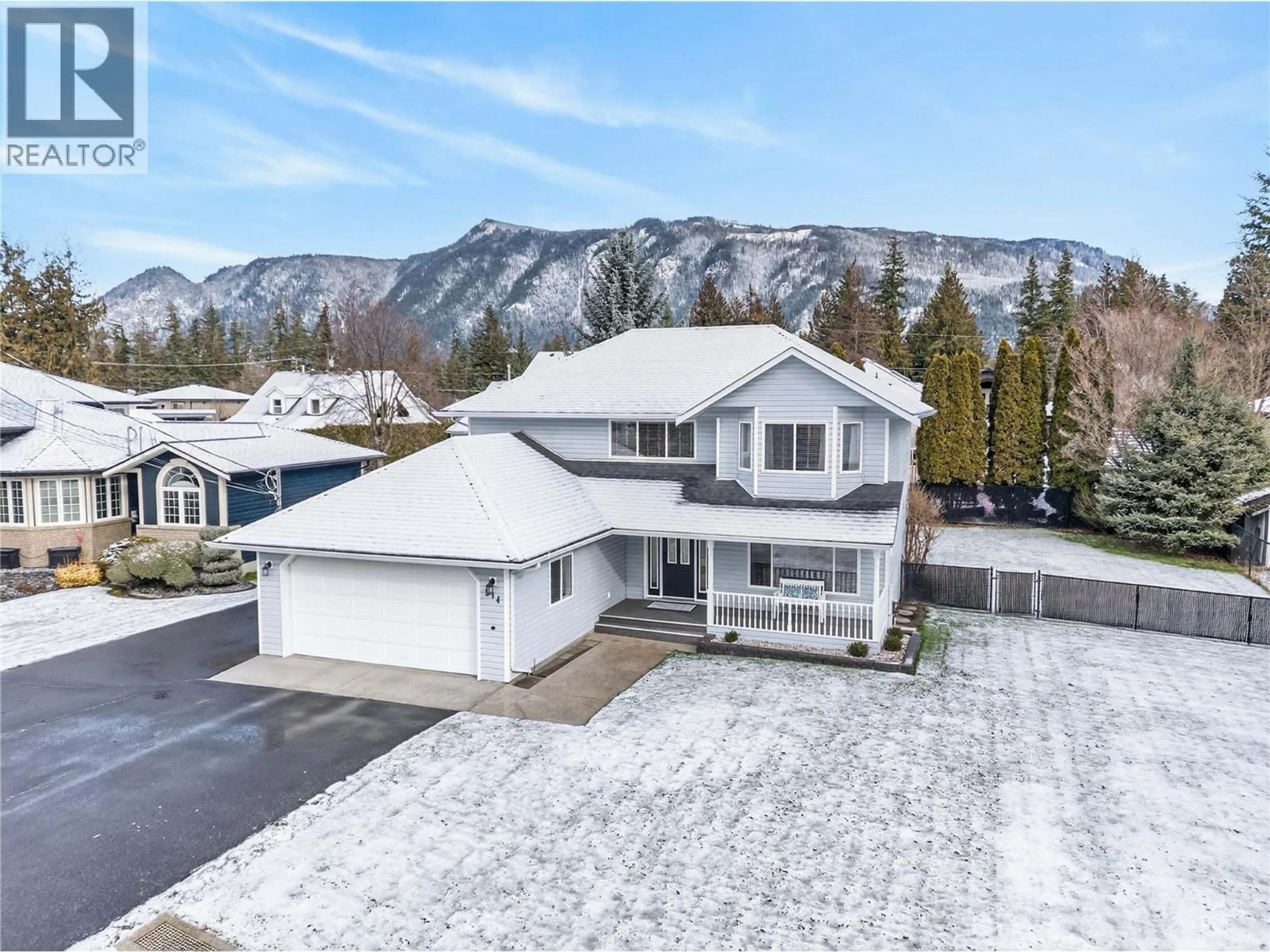 A pic from outside/outdoor area/front of a property/back of a property/a pic from drone, mountain view for 514 FOREST PARK STREET, Sicamous British Columbia V0E2V0