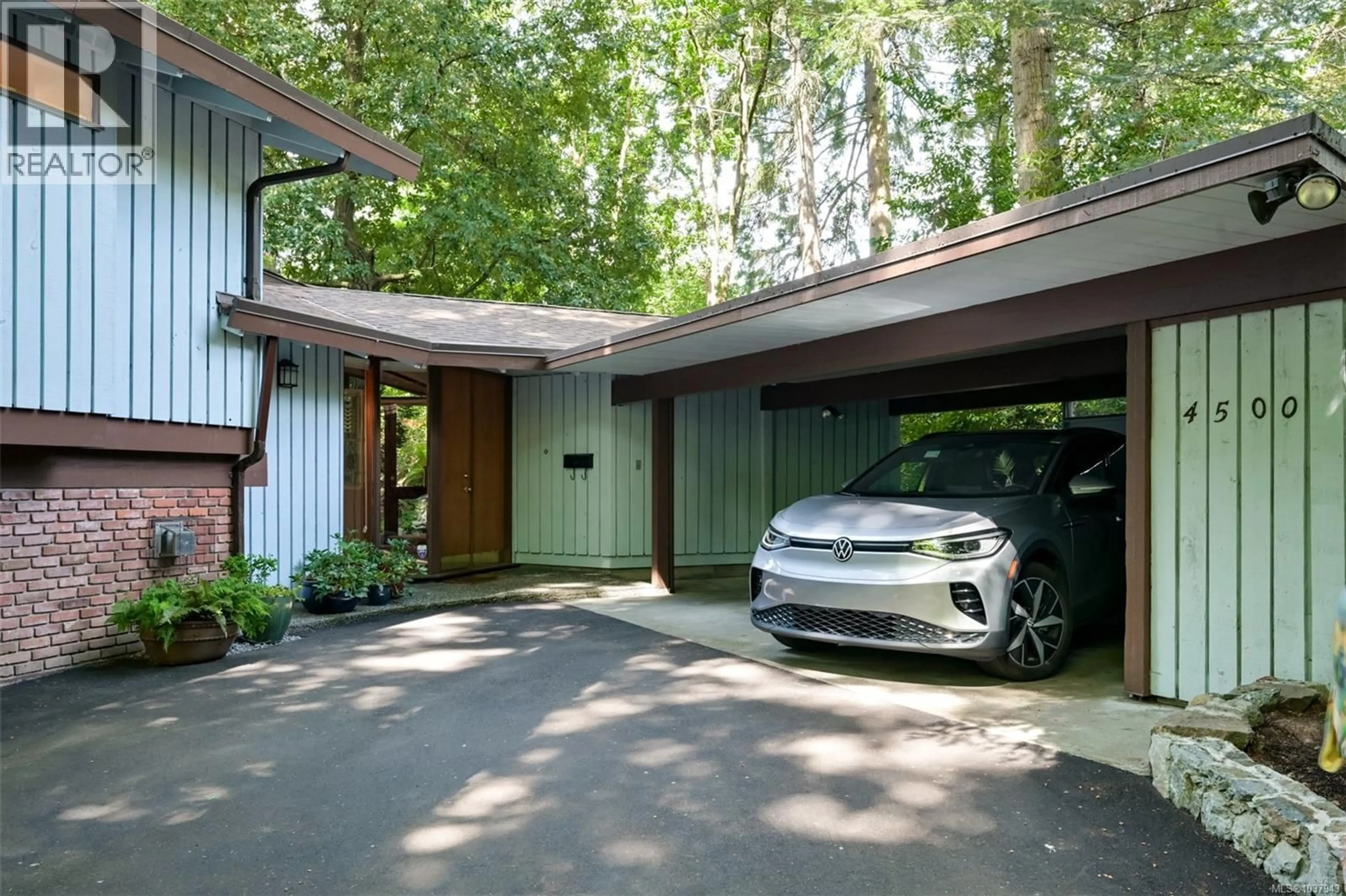 Indoor garage for 4500 EDGEWOOD PLACE, Saanich British Columbia V8X2N7