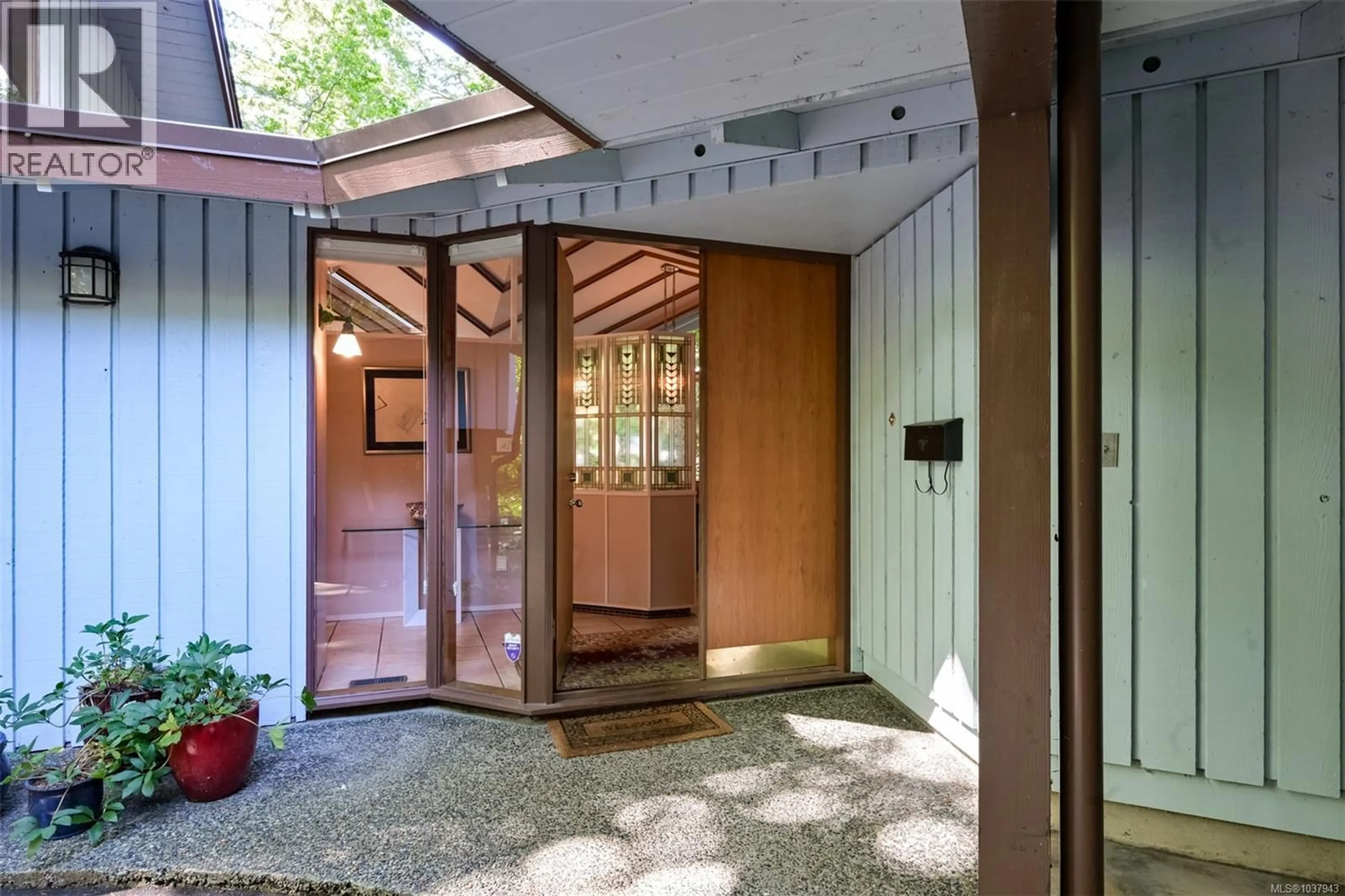 Indoor entryway for 4500 EDGEWOOD PLACE, Saanich British Columbia V8X2N7
