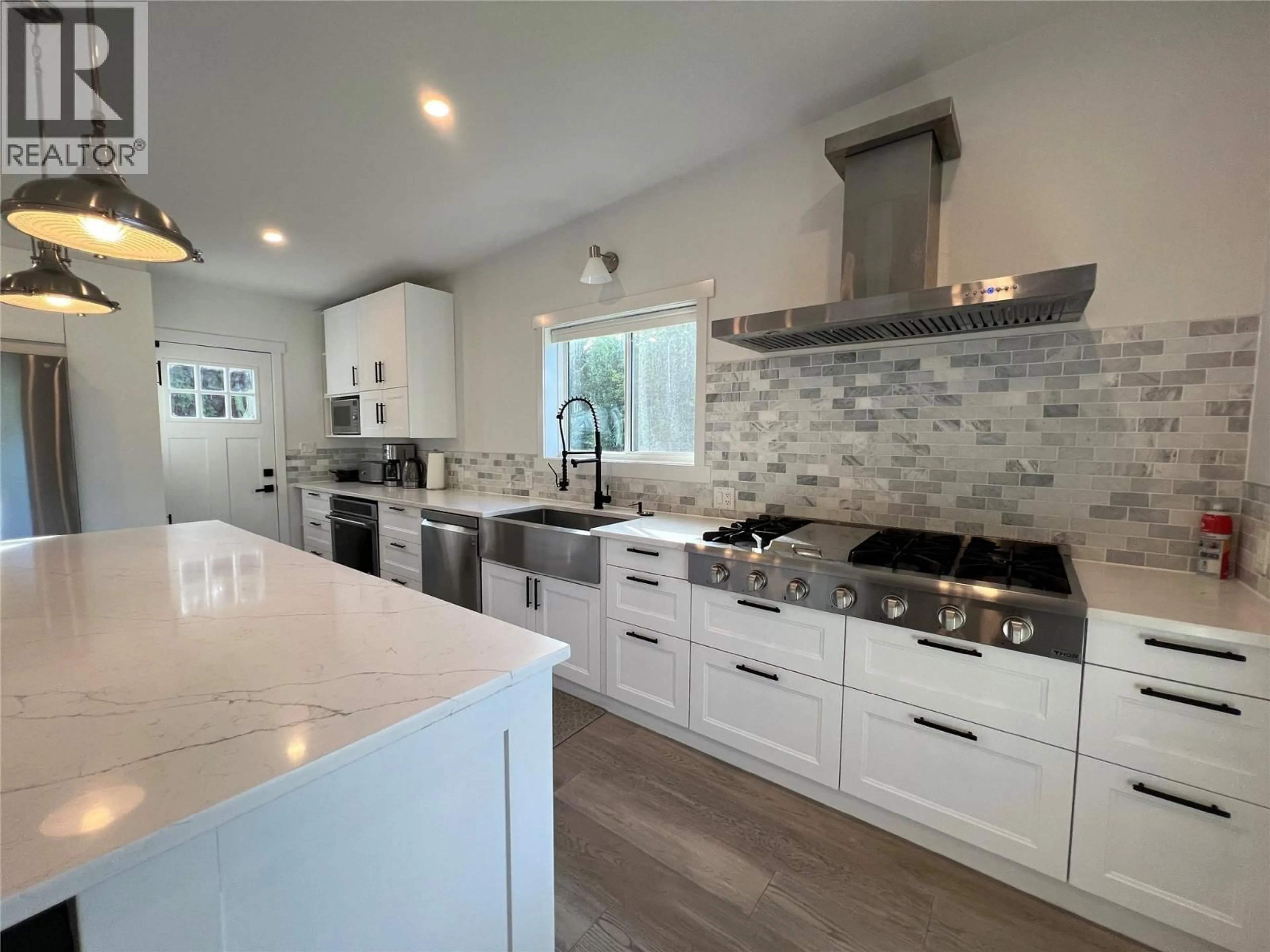 Open concept kitchen, ceramic/tile floor for 5090 50A STREET NORTHEAST, Salmon Arm British Columbia V1E1Y6