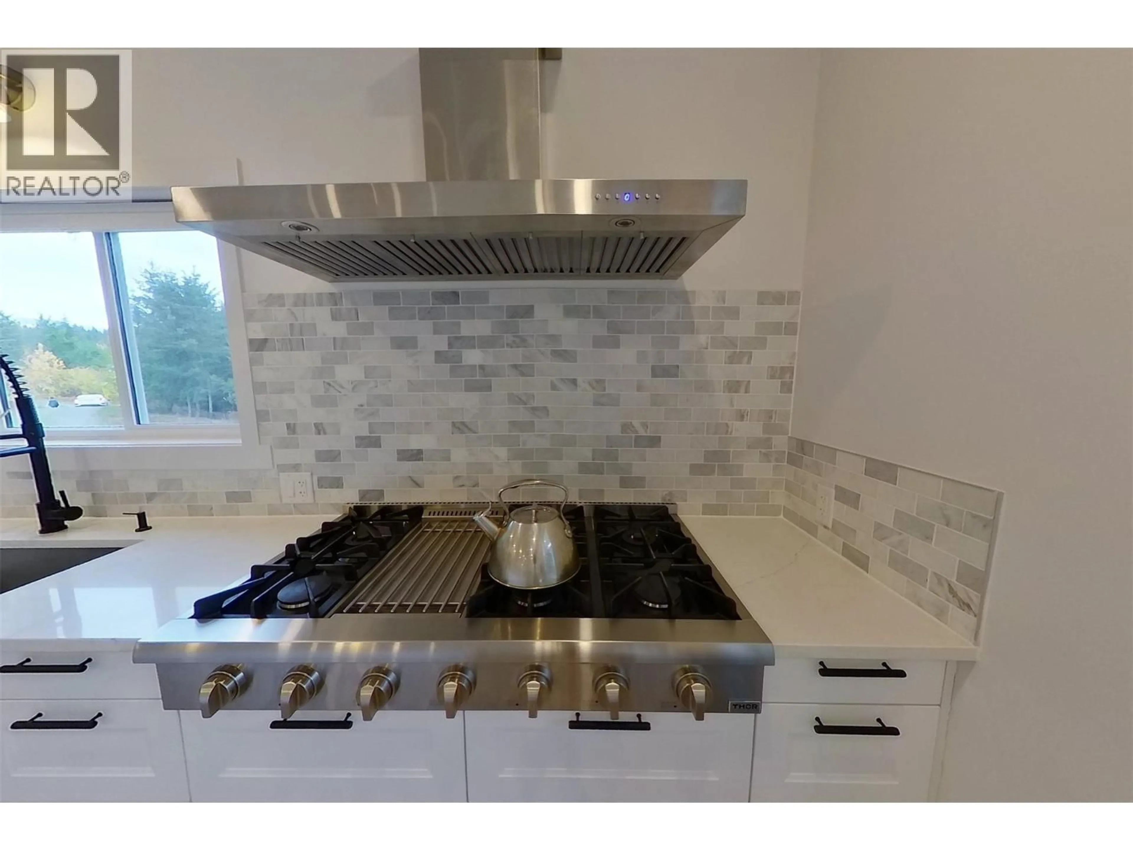 Contemporary kitchen, ceramic/tile floor for 5090 50A STREET NORTHEAST, Salmon Arm British Columbia V1E1Y6