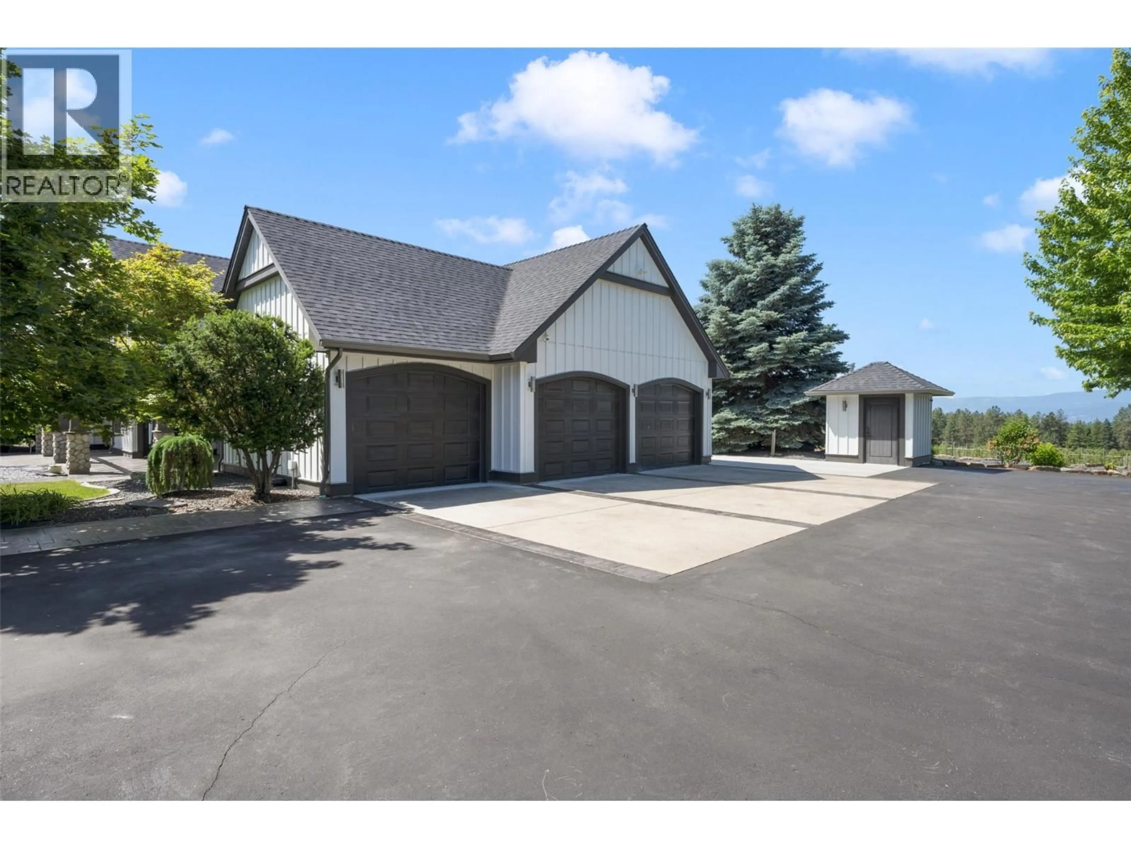 Indoor garage for 2375 GRANTHAM ROAD, Kelowna British Columbia V1W4B7
