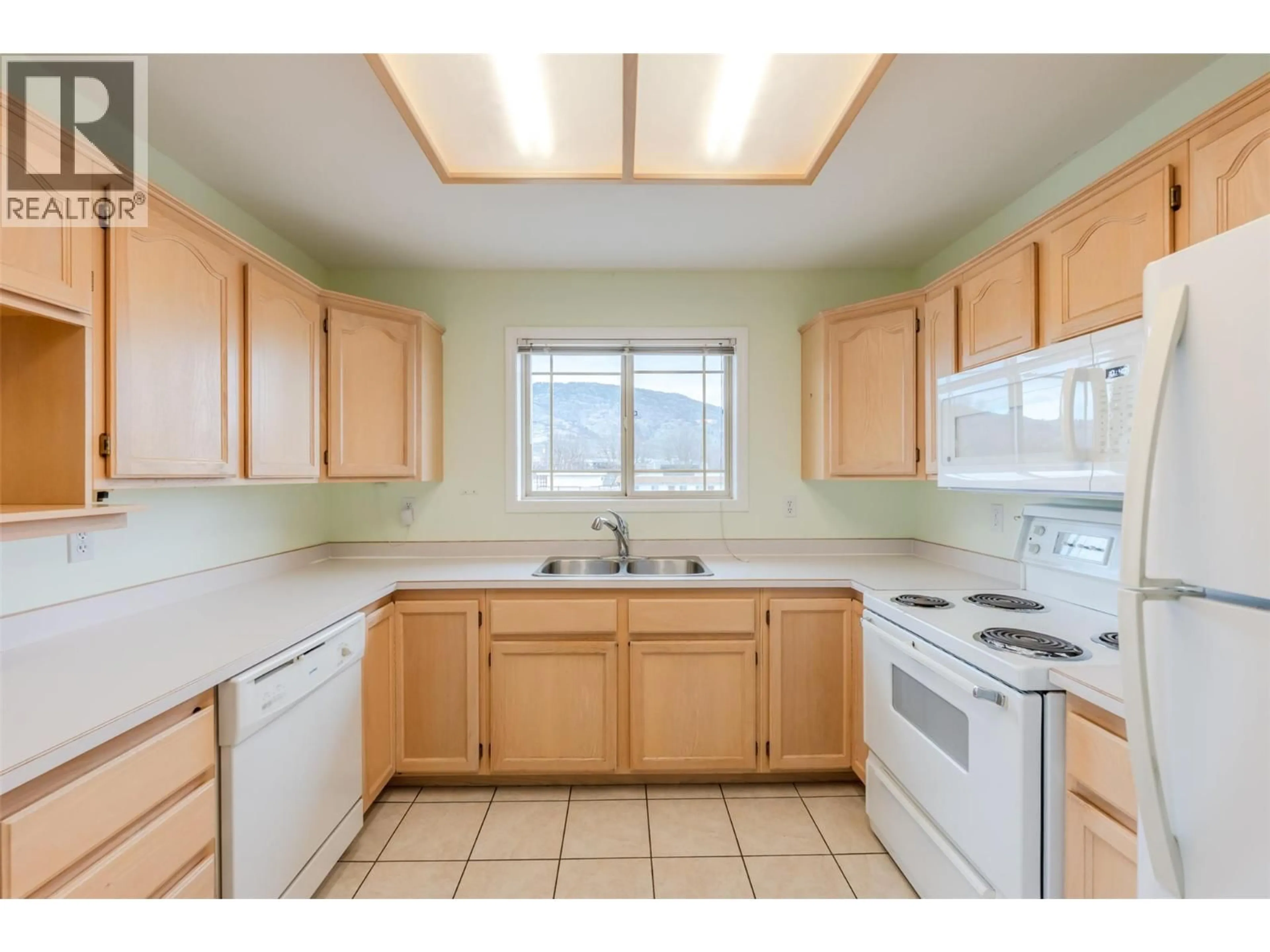 Standard kitchen, unknown for 301 - 8302 68 AVENUE, Osoyoos British Columbia V0H1V7