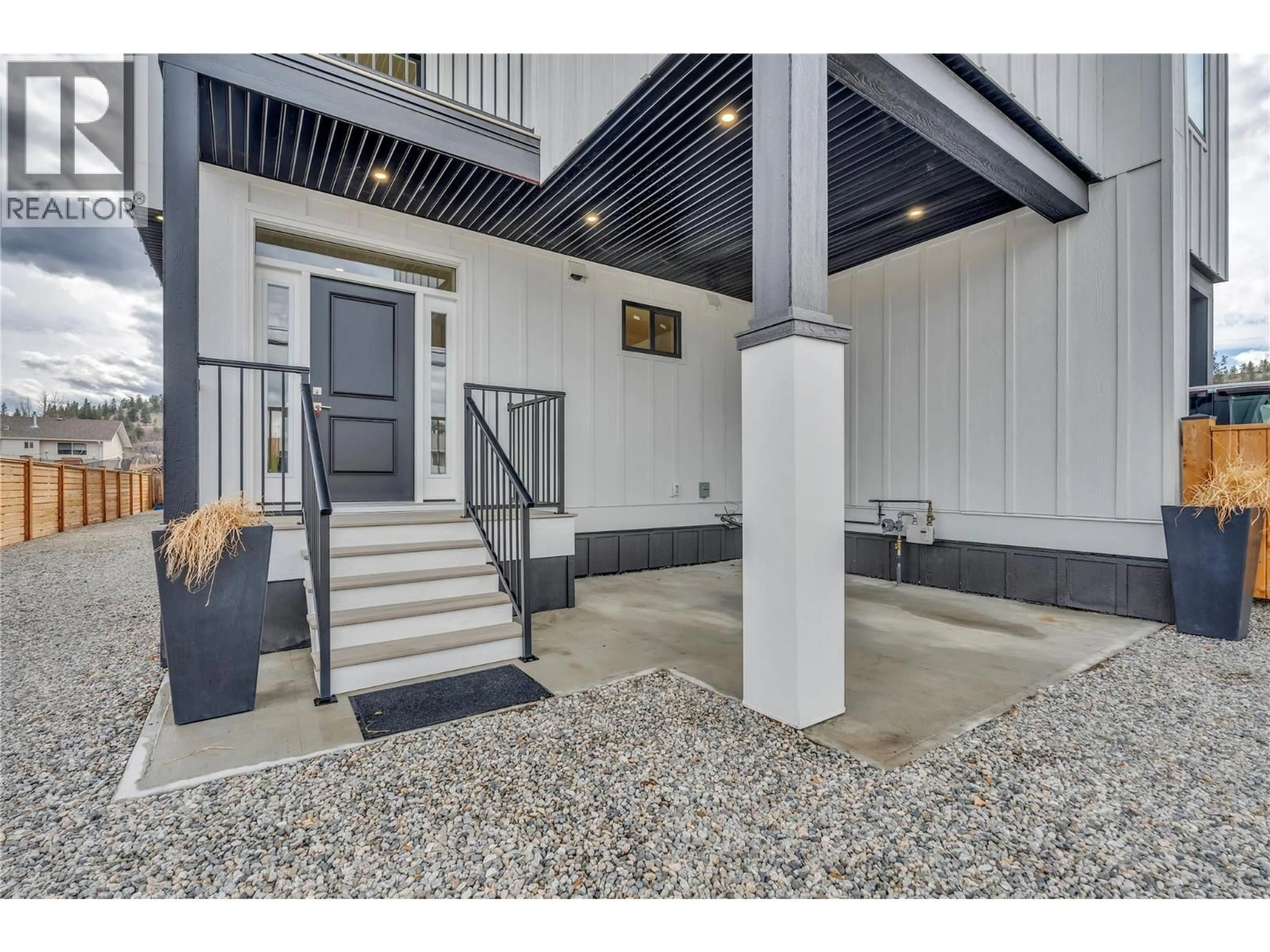 Indoor foyer for 101 - 10907 PRAIRIE VALLEY ROAD, Summerland British Columbia V0H1Z8