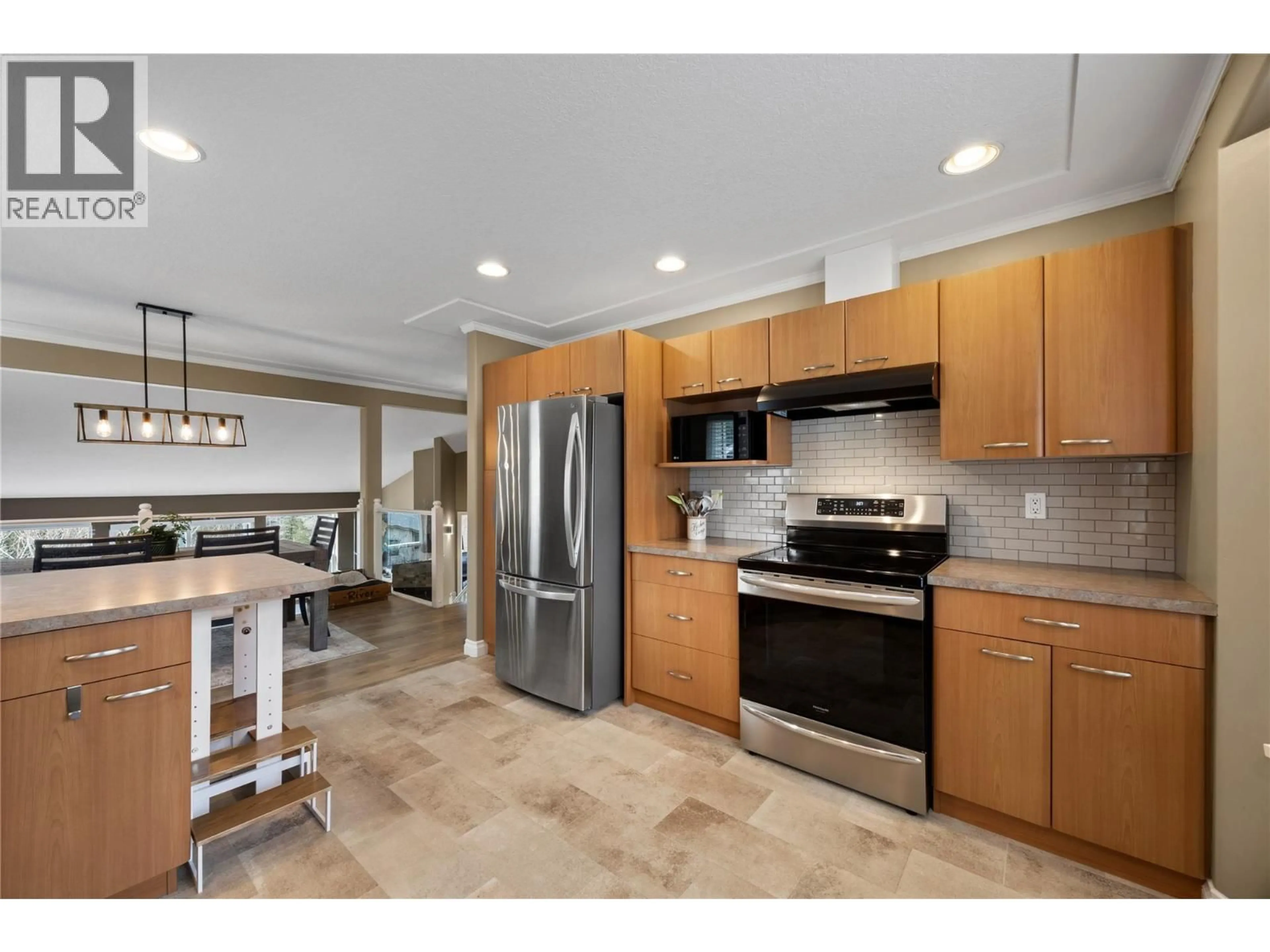 Open concept kitchen, ceramic/tile floor for 35 - 2210 QU'APPELLE BOULEVARD, Kamloops British Columbia V2E2S6