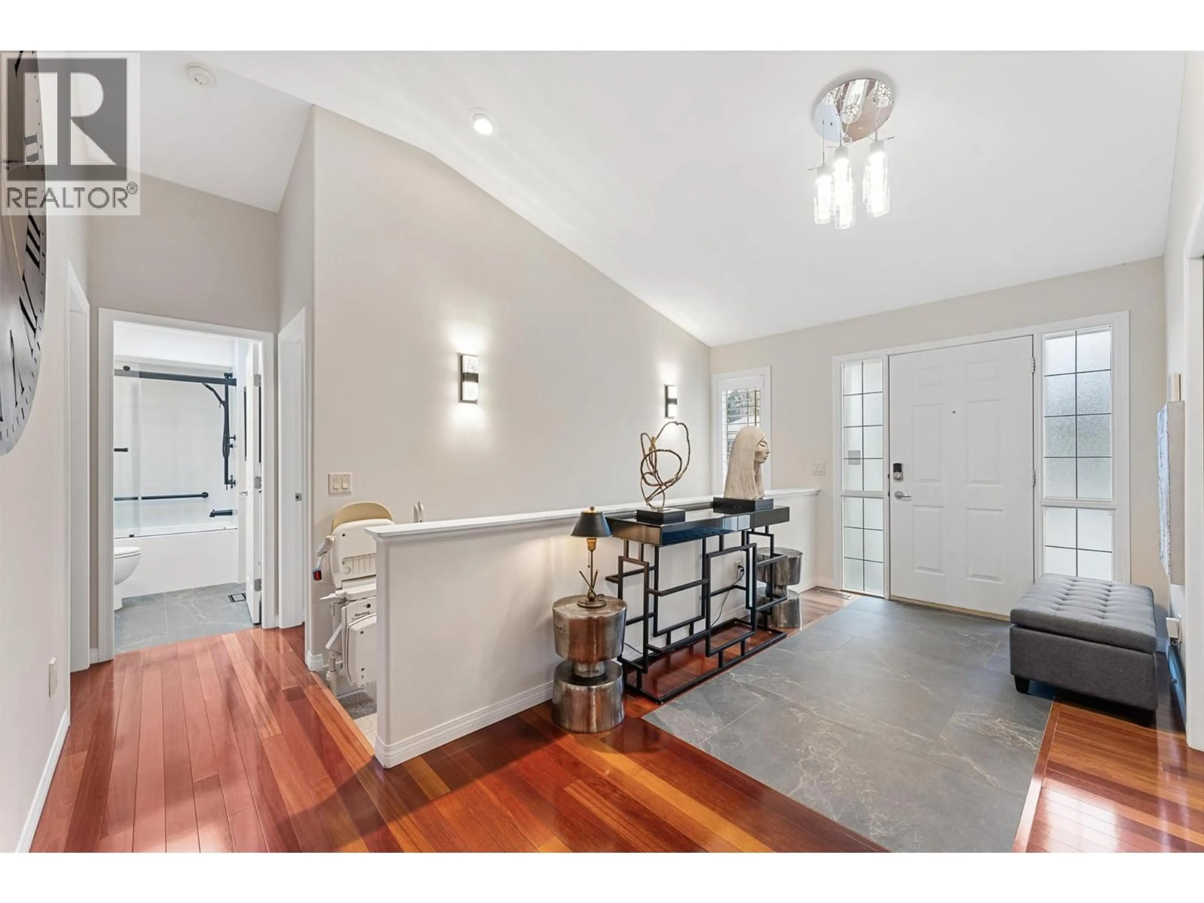 Indoor entryway for 2090 CHILCOTIN CRESCENT, Kelowna British Columbia V1V2P2