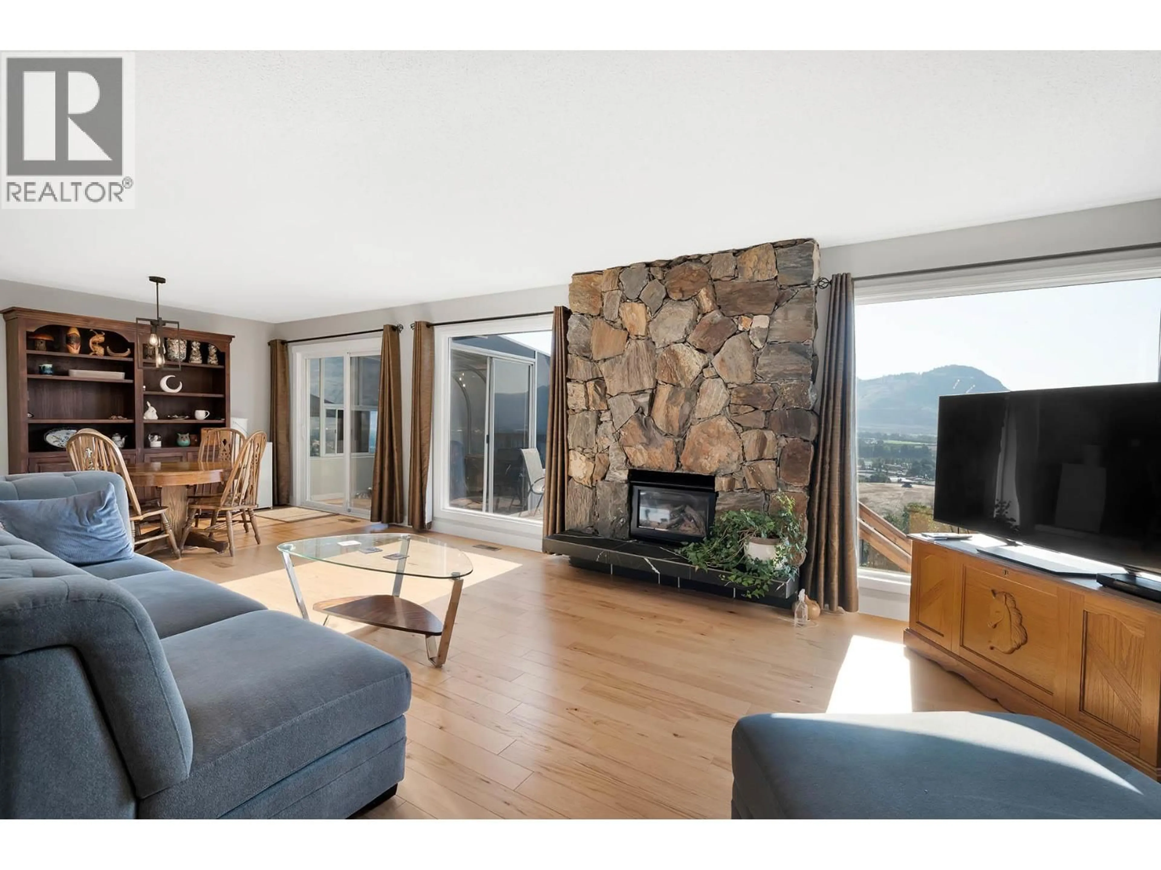 Living room with furniture, wood/laminate floor for 979 LINTHORPE ROAD, Kamloops British Columbia V2B7S3