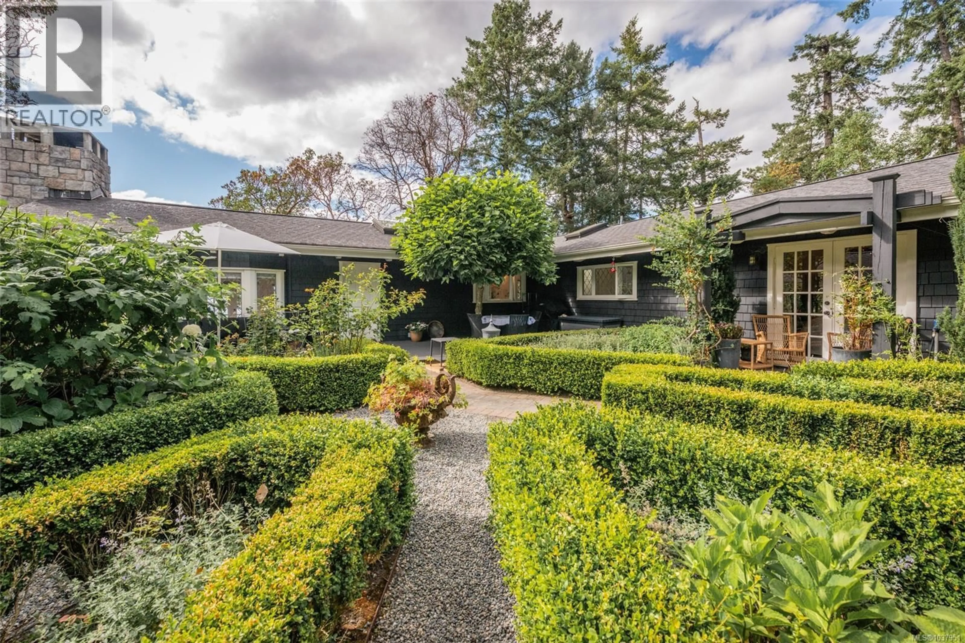 Patio, street for 123 SWAN POINT ROAD, Salt Spring British Columbia V8K2X5