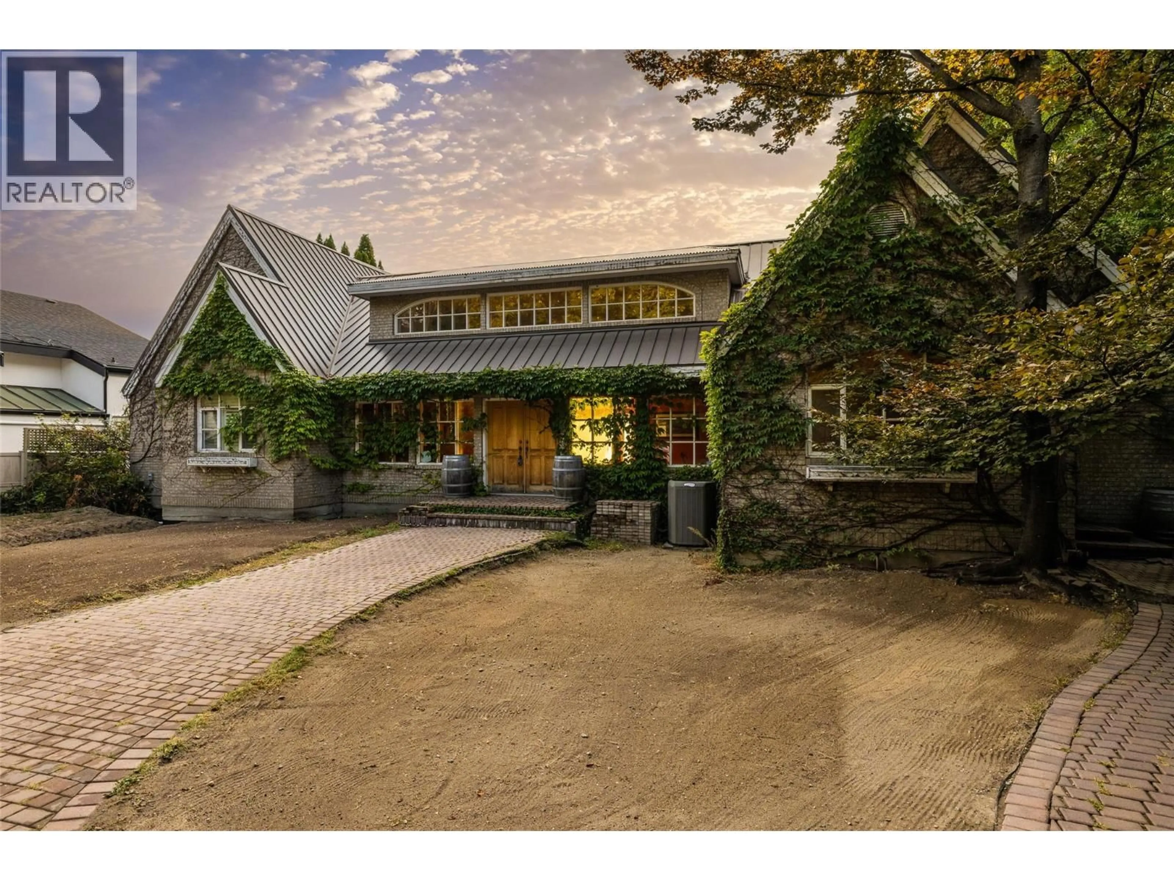 Indoor foyer for 4614 FULLER ROAD, Kelowna British Columbia V1W1Z7