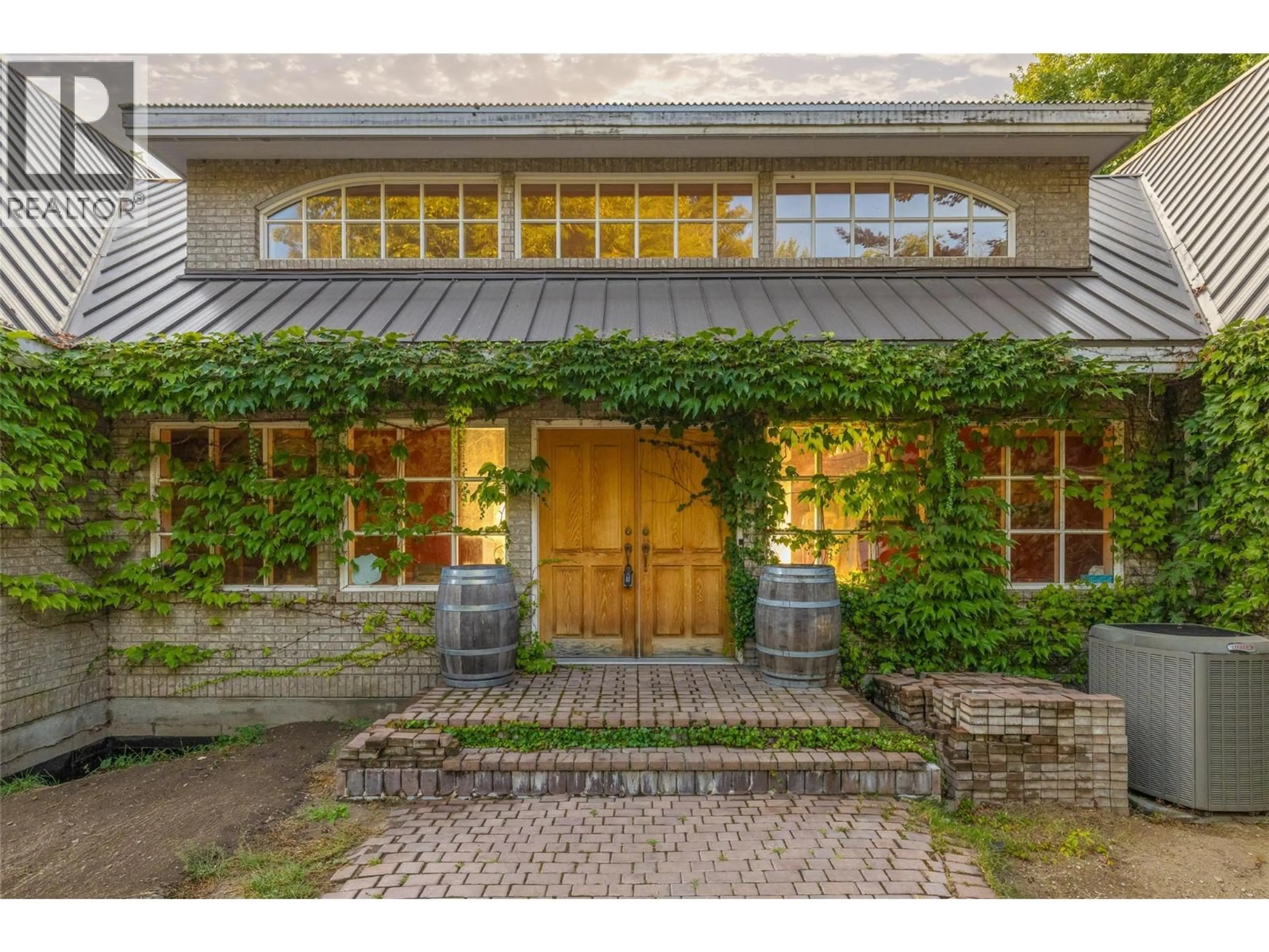 Indoor entryway for 4614 FULLER ROAD, Kelowna British Columbia V1W1Z7