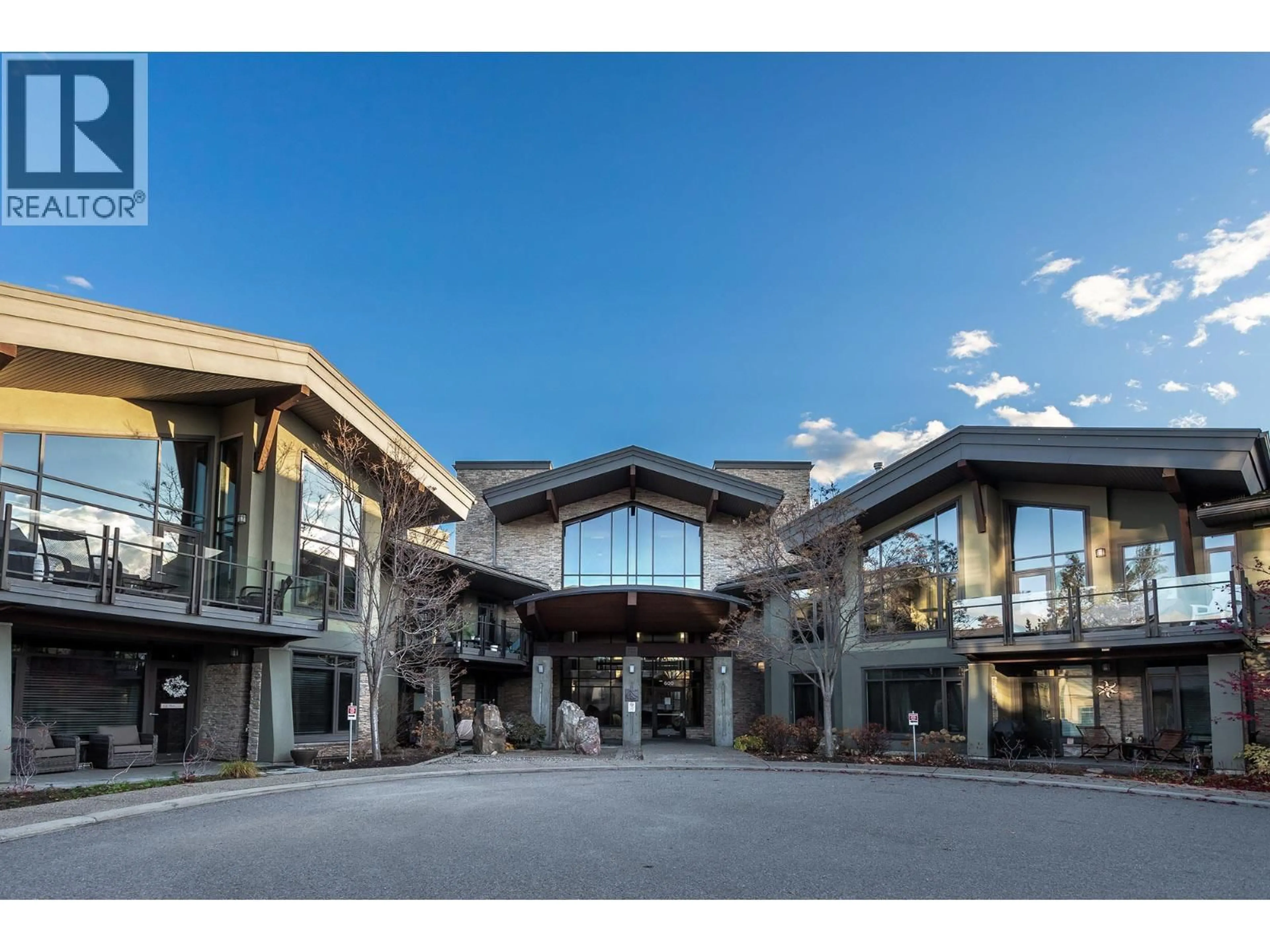 Indoor foyer for 213 - 600 SARSONS ROAD, Kelowna British Columbia V1W5H5