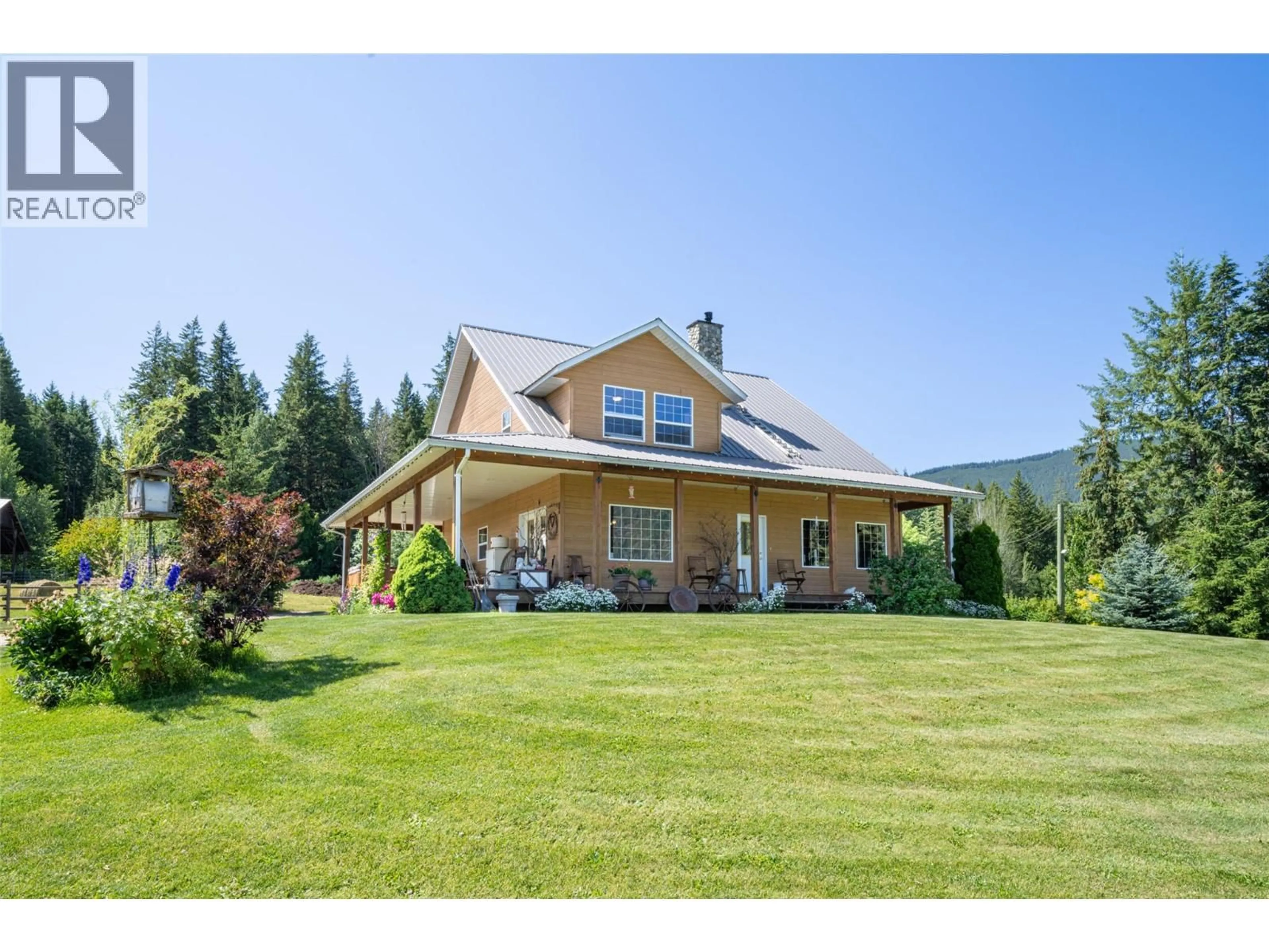 A pic from outside/outdoor area/front of a property/back of a property/a pic from drone, mountain view for 2990 50 STREET NORTHWEST, Salmon Arm British Columbia V1E4M2