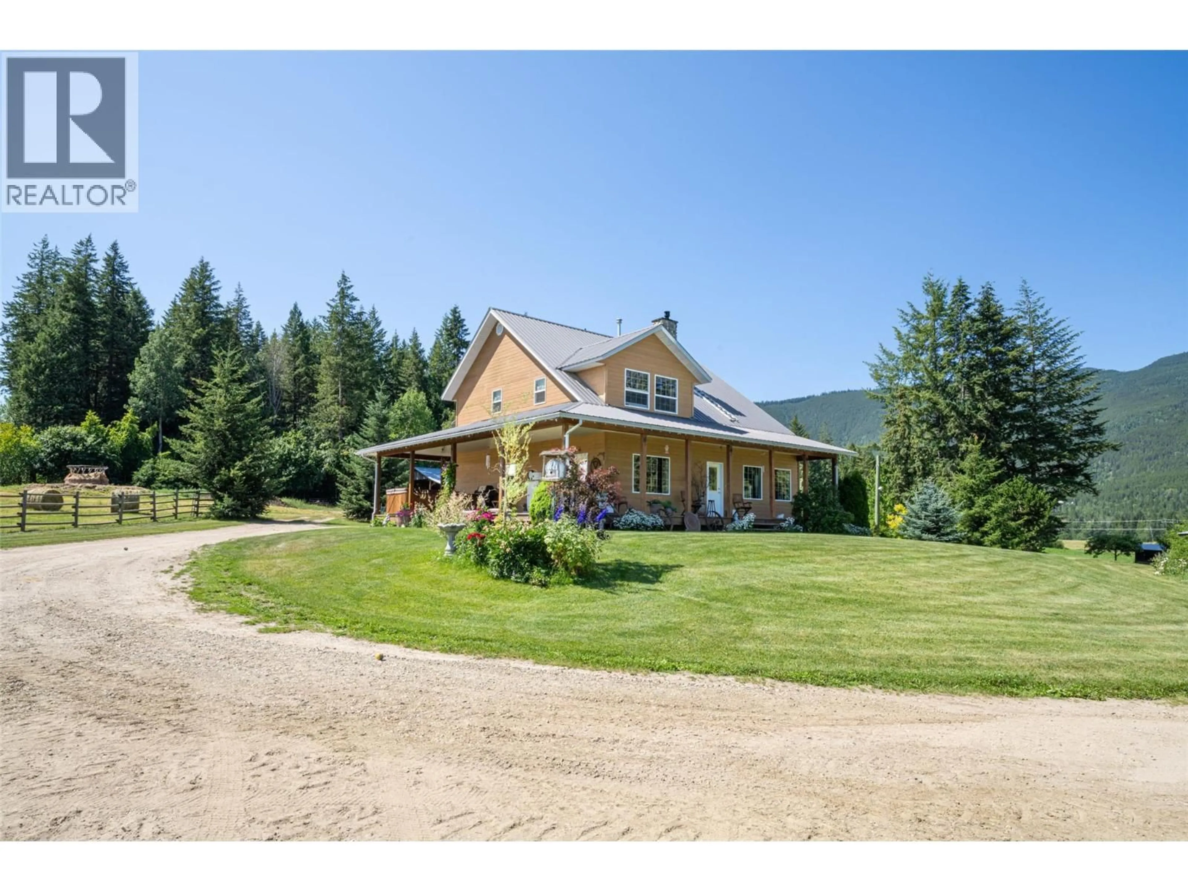 A pic from outside/outdoor area/front of a property/back of a property/a pic from drone, mountain view for 2990 50 STREET NORTHWEST, Salmon Arm British Columbia V1E4M2