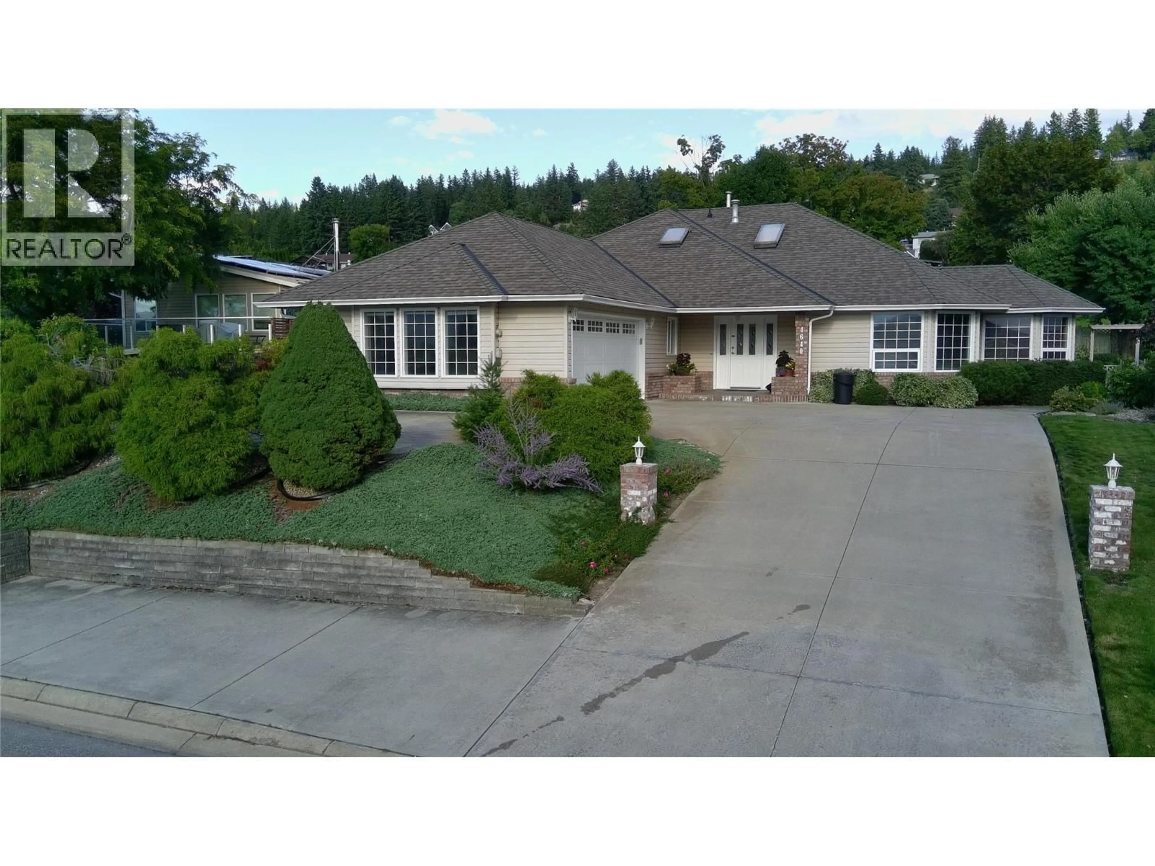 A pic from outside/outdoor area/front of a property/back of a property/a pic from drone, street for 4640 13 STREET NORTHEAST, Salmon Arm British Columbia V1E1E3