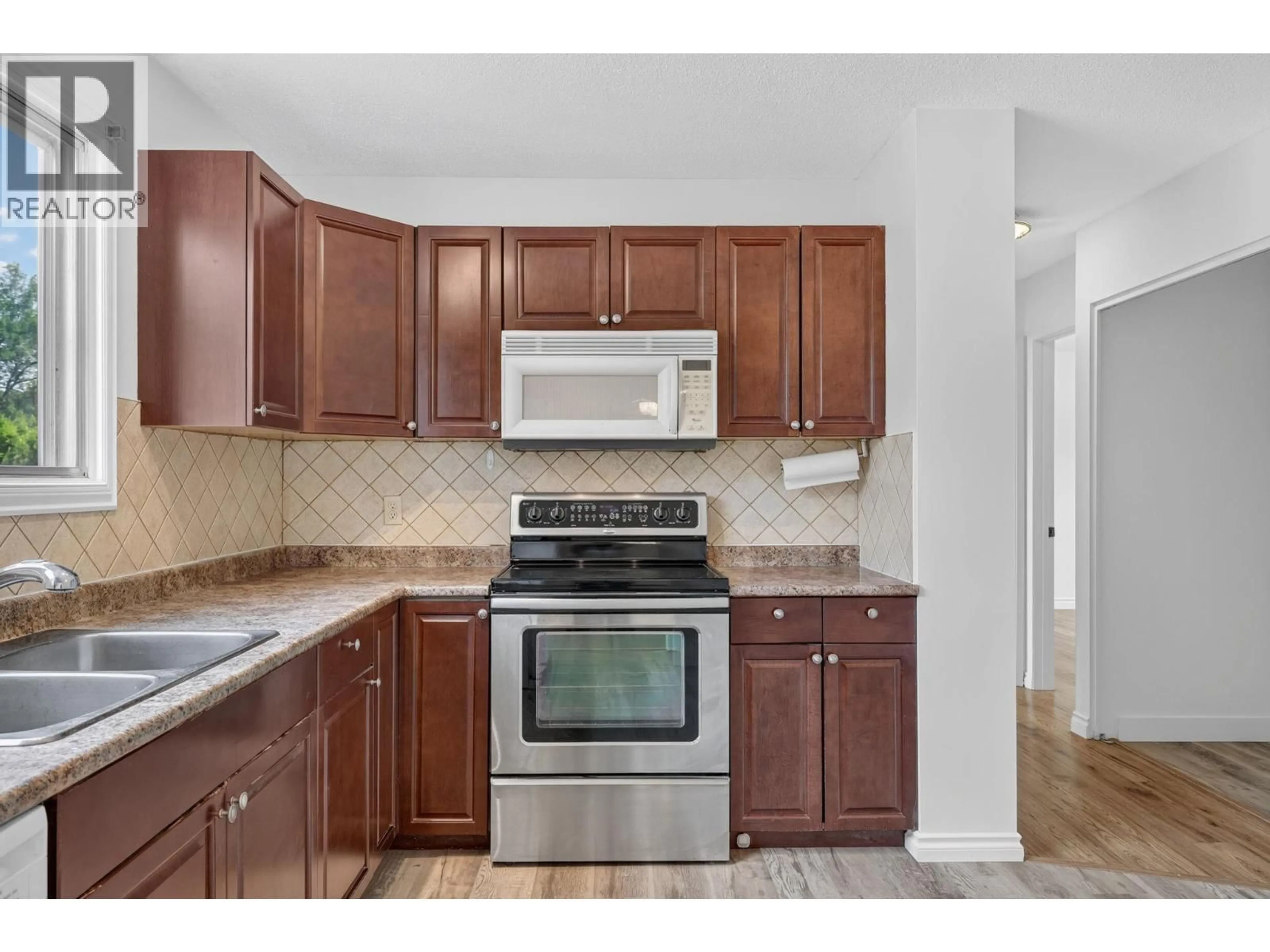 Standard kitchen, unknown for 1420 GRAHAM ROAD, Kelowna British Columbia V1X1K2