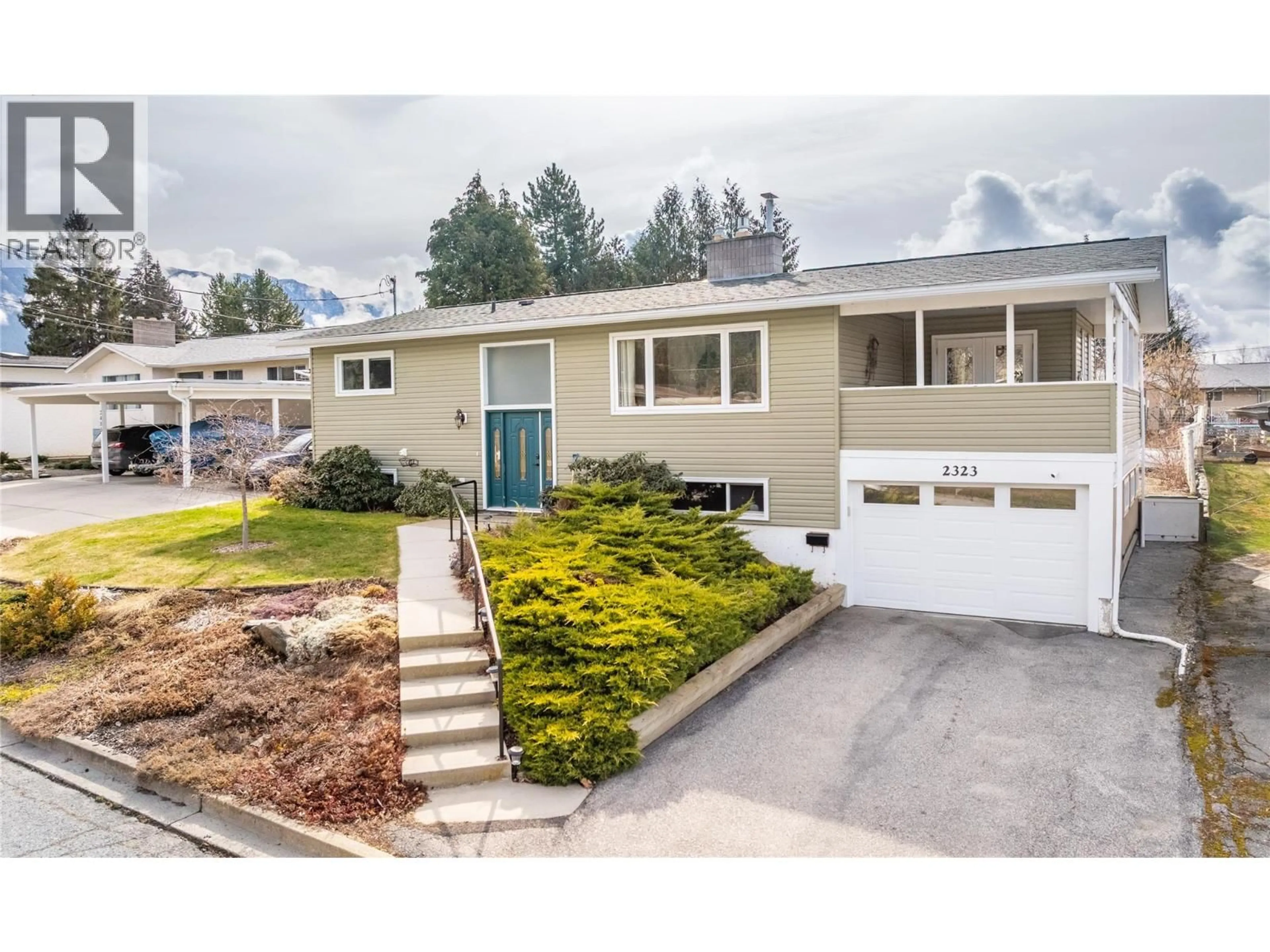 Home with vinyl exterior material, street for 2323 BIRCH STREET, Creston British Columbia V0B1G0