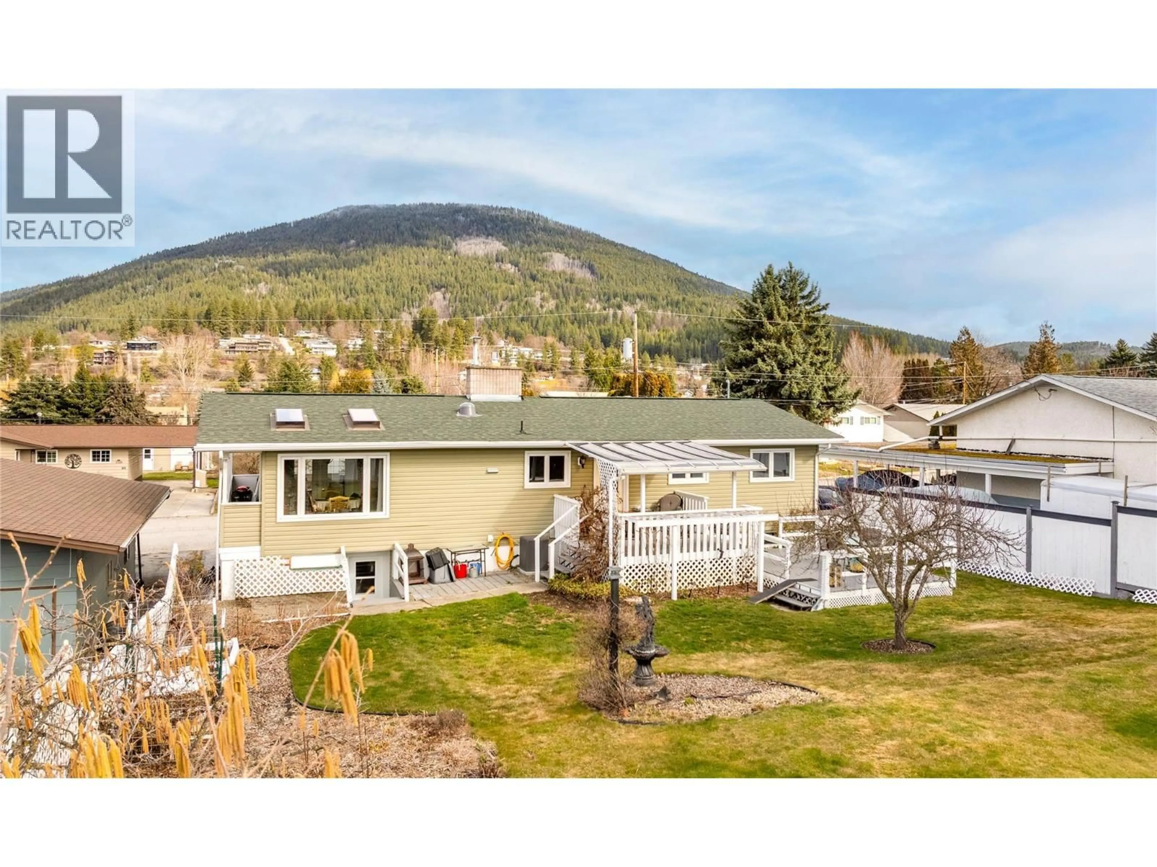 A pic from outside/outdoor area/front of a property/back of a property/a pic from drone, mountain view for 2323 BIRCH STREET, Creston British Columbia V0B1G0