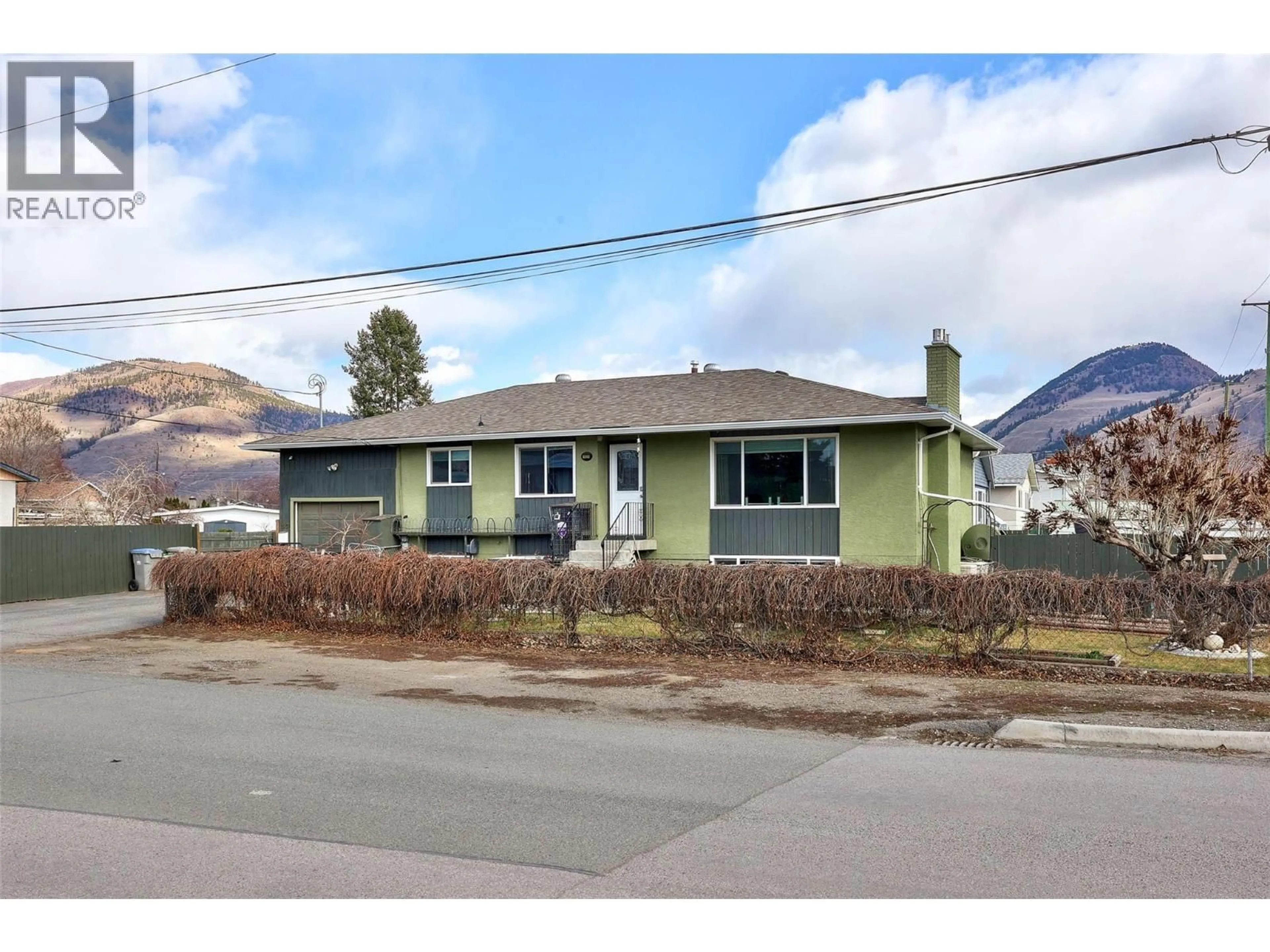 Home with vinyl exterior material, street for 1020 7TH STREET, Kamloops British Columbia V2B2W8