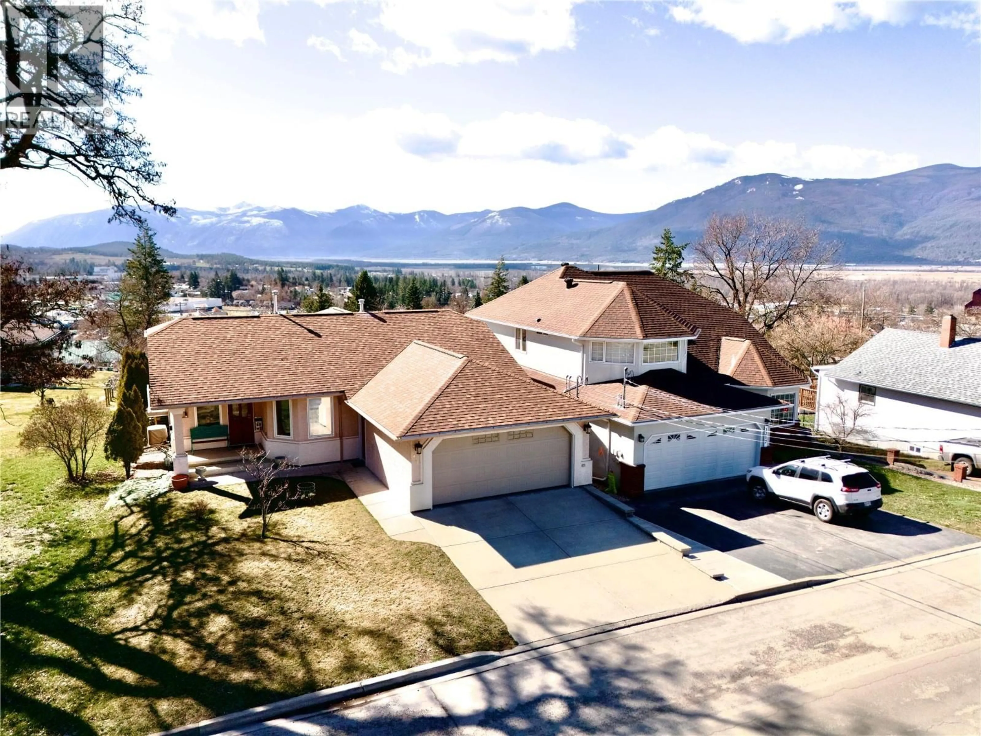 A pic from outside/outdoor area/front of a property/back of a property/a pic from drone, mountain view for 1401 HILLSIDE STREET, Creston British Columbia V0B1G0