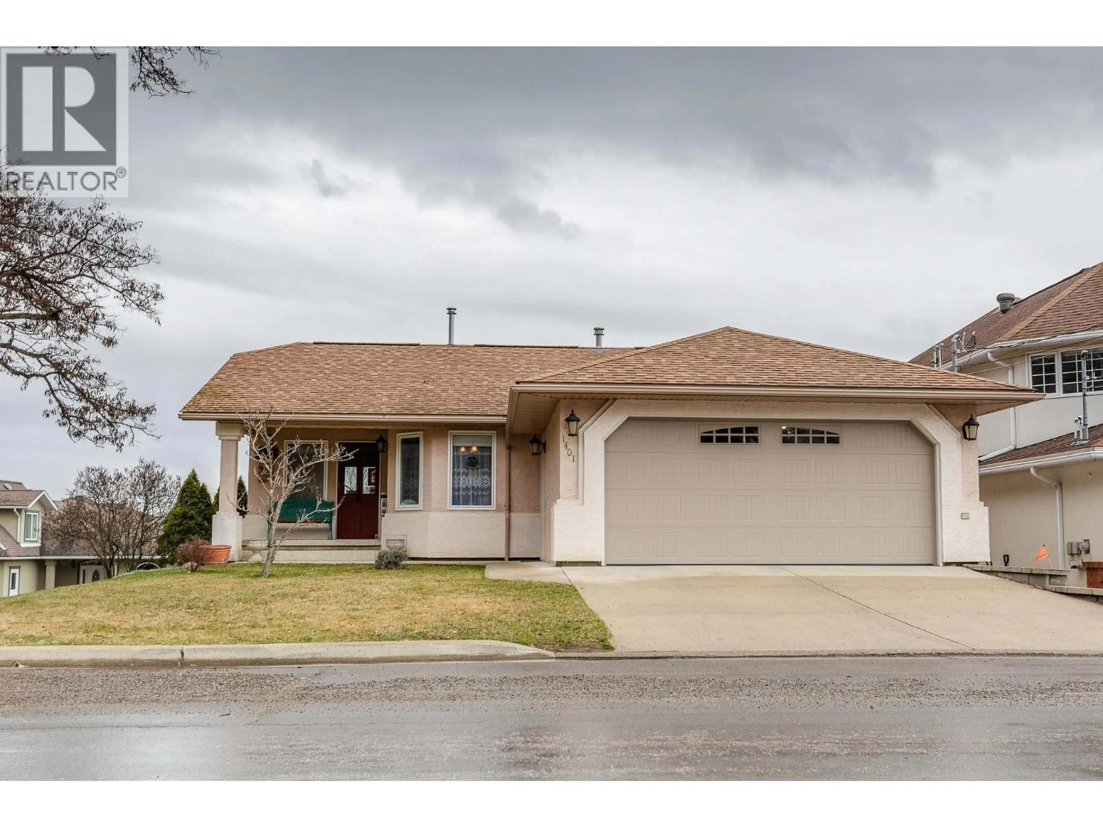 Home with vinyl exterior material, street for 1401 HILLSIDE STREET, Creston British Columbia V0B1G0