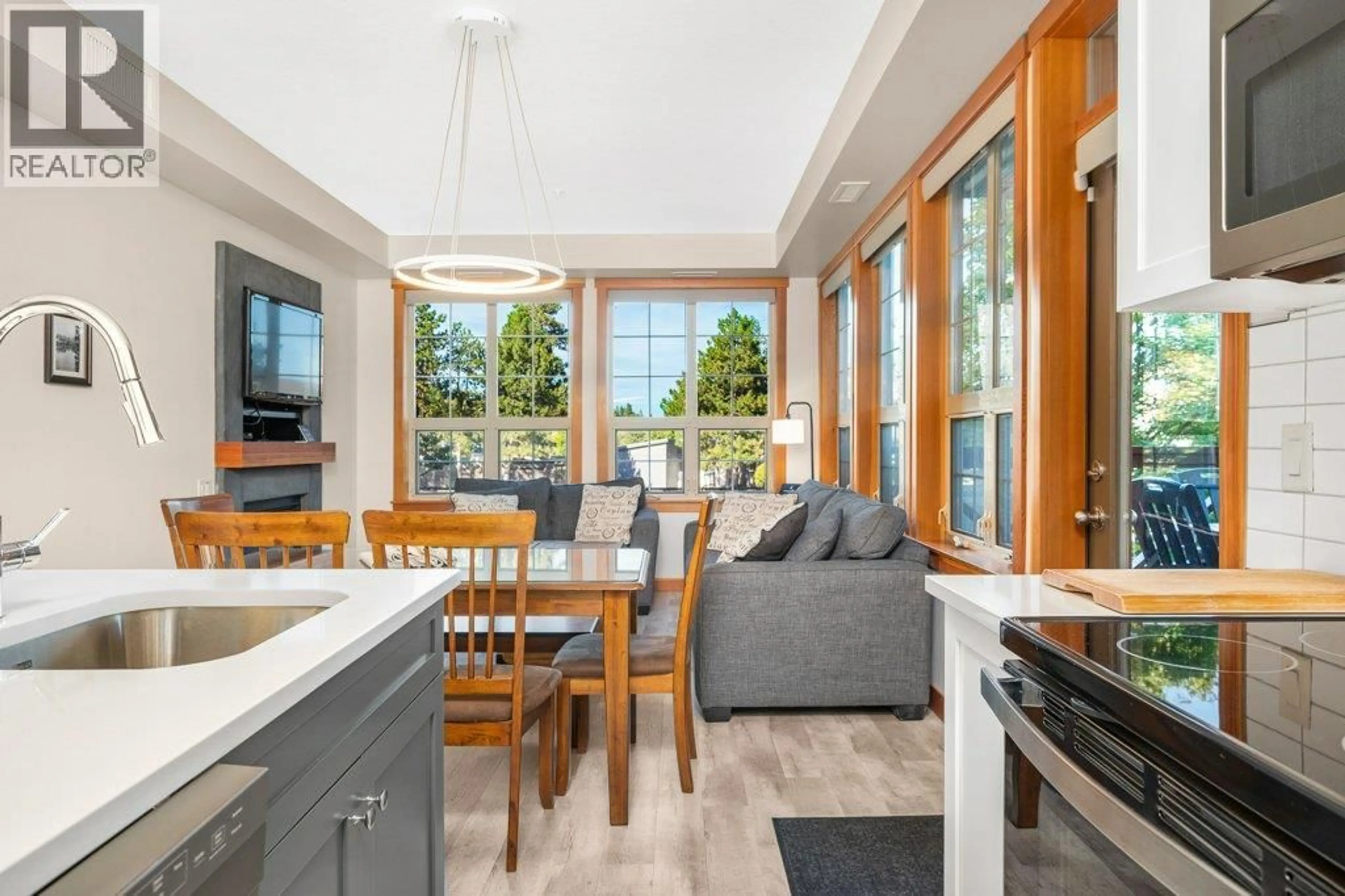 Open concept kitchen, ceramic/tile floor for 114 - 107 VILLAGE CENTRE COURT, Vernon British Columbia V1H1Y8