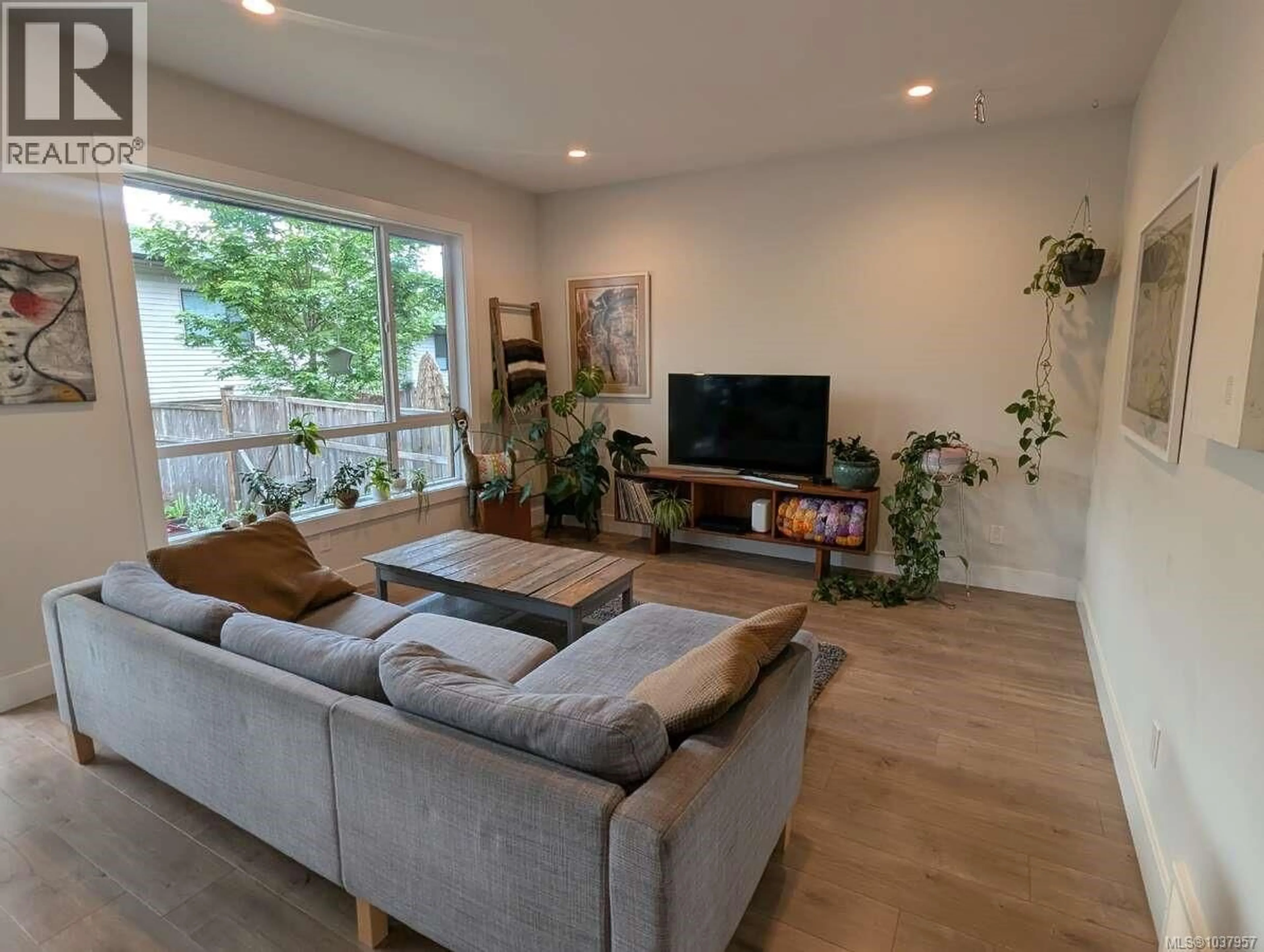 Living room with furniture, wood/laminate floor for 38 - 2607 KENDAL AVENUE, Cumberland British Columbia V0R1S0