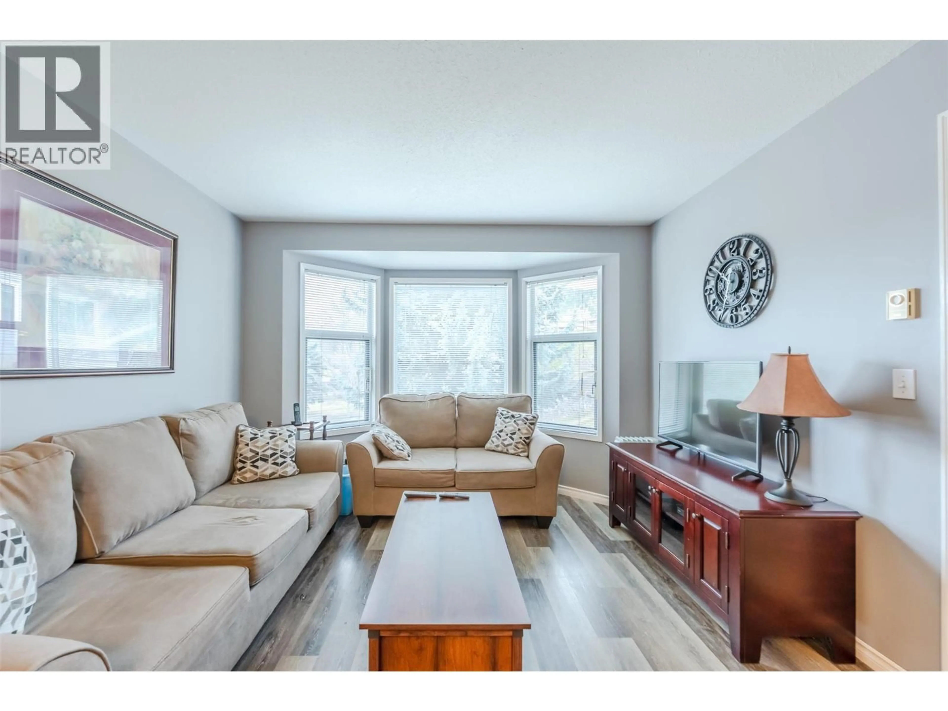 Living room with furniture, wood/laminate floor for 3 - 7720 PRAIRIE VALLEY ROAD, Summerland British Columbia V0H1Z4