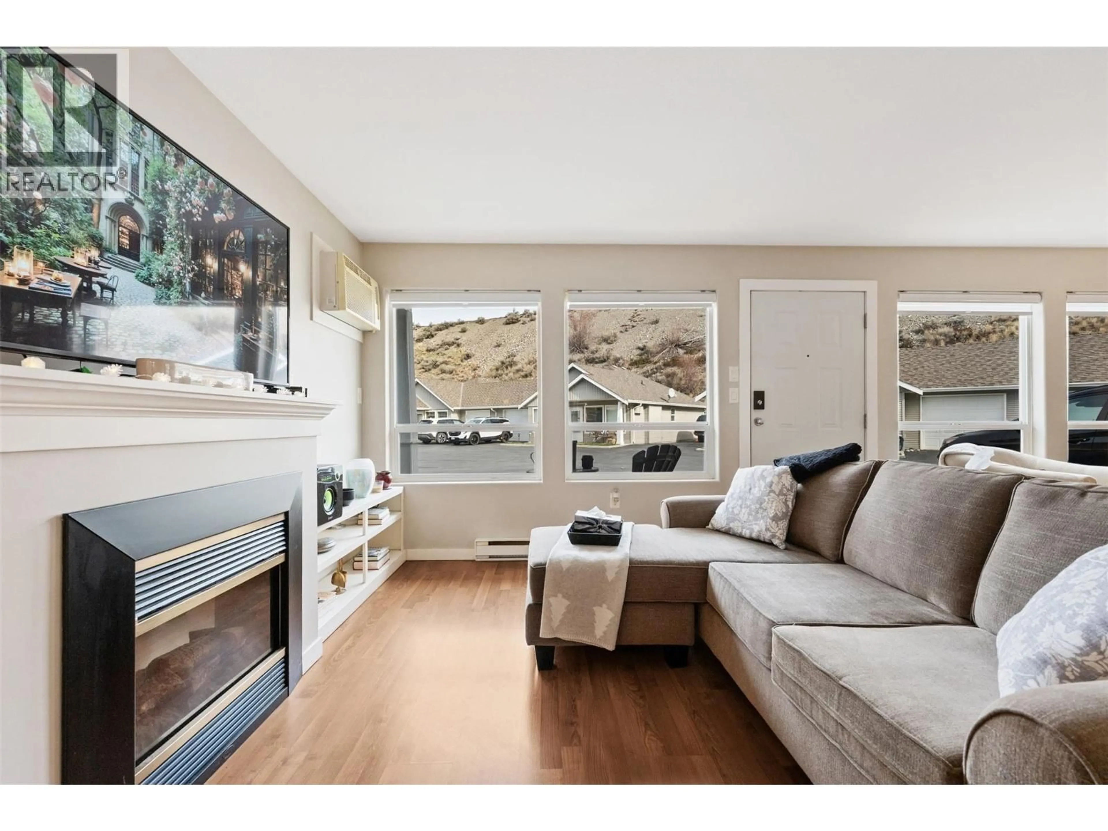 Living room with furniture, wood/laminate floor for 8 - 601 9TH STREET, Keremeos British Columbia V0X1N3