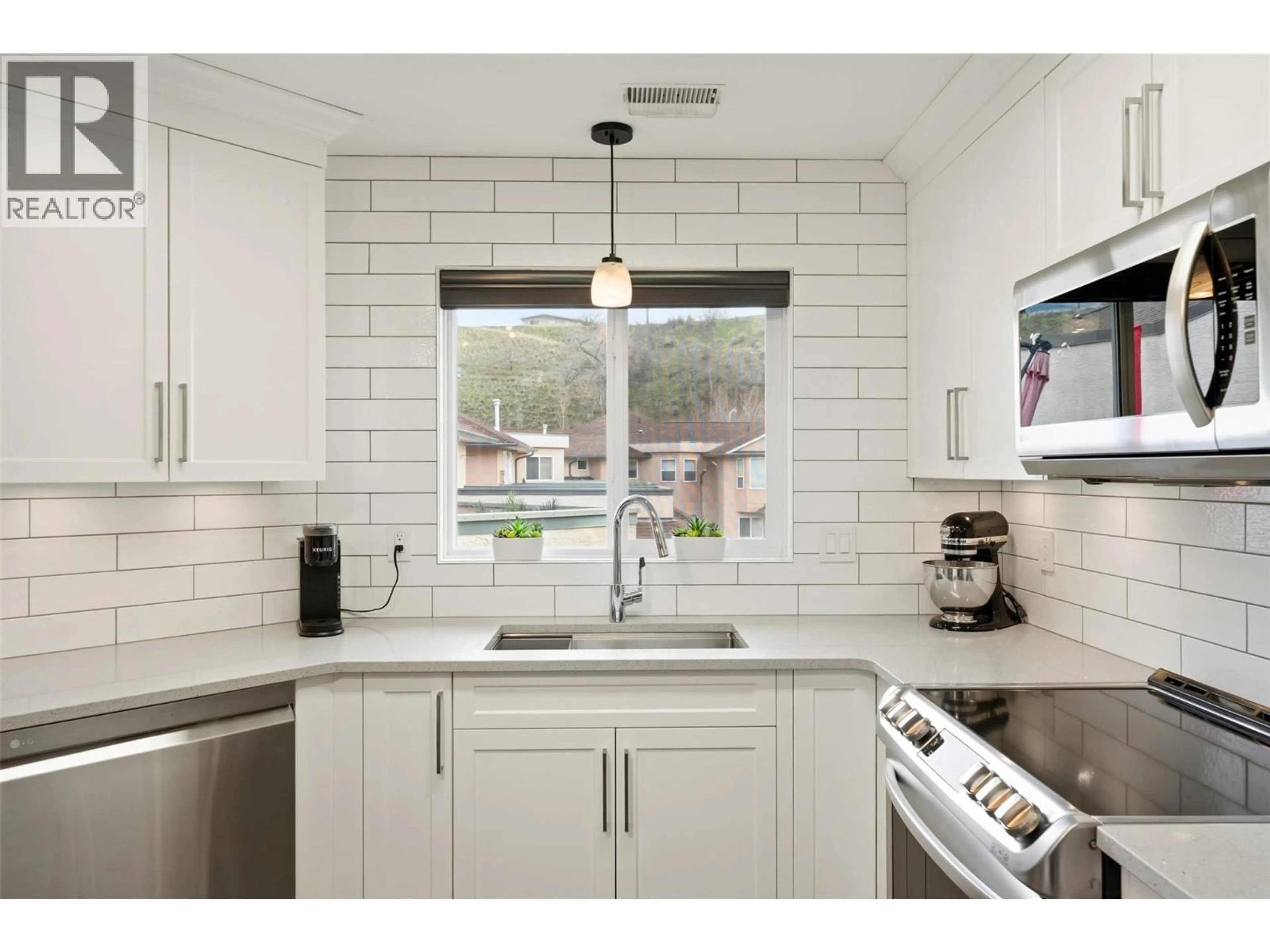 Contemporary kitchen, ceramic/tile floor for 9 - 6514 MEADOWS DRIVE, Oliver British Columbia V0H1T3