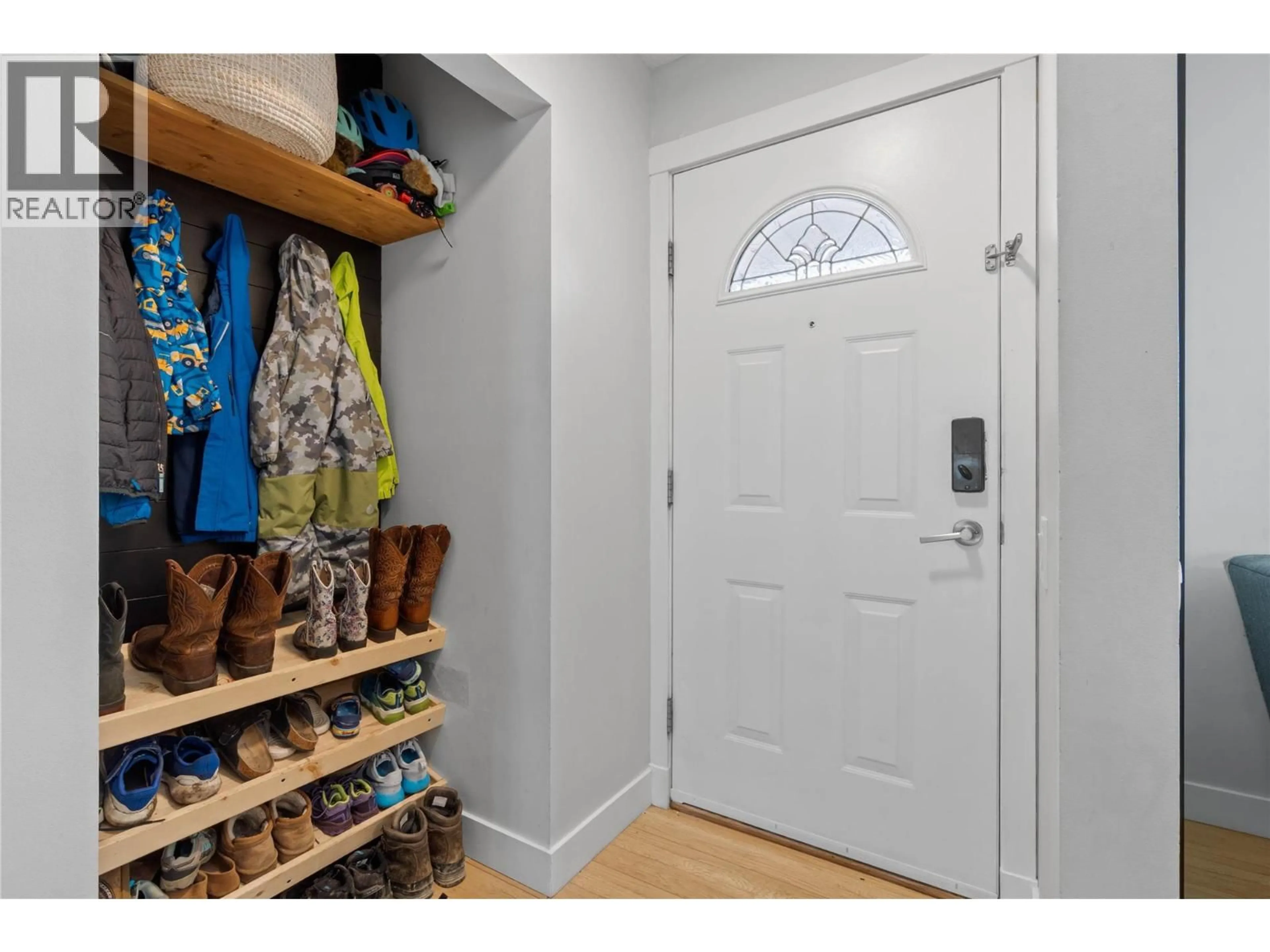 Indoor entryway for 2585 QU'APPELLE BOULEVARD, Kamloops British Columbia V2E1V2