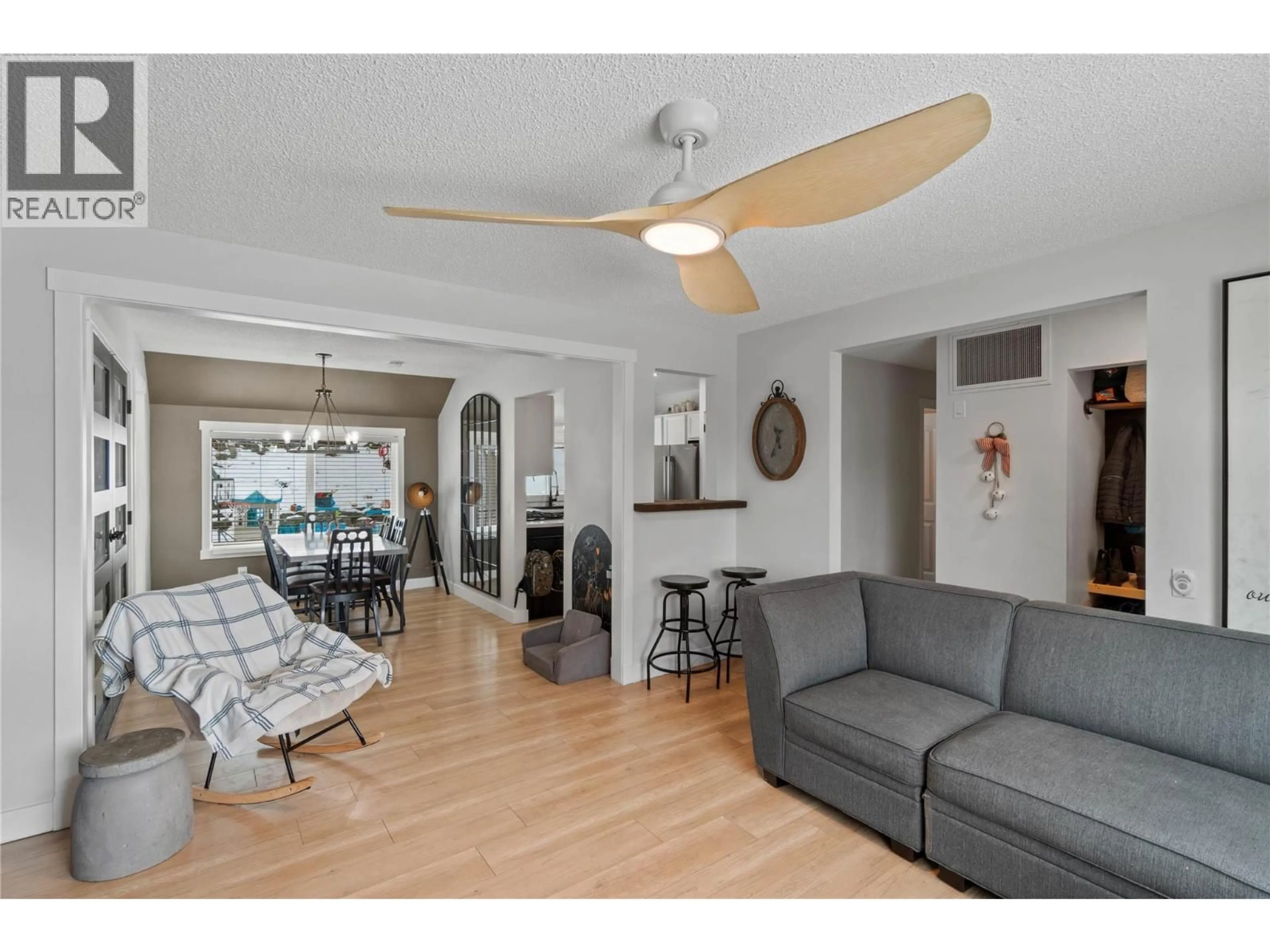 Living room with furniture, unknown for 2585 QU'APPELLE BOULEVARD, Kamloops British Columbia V2E1V2