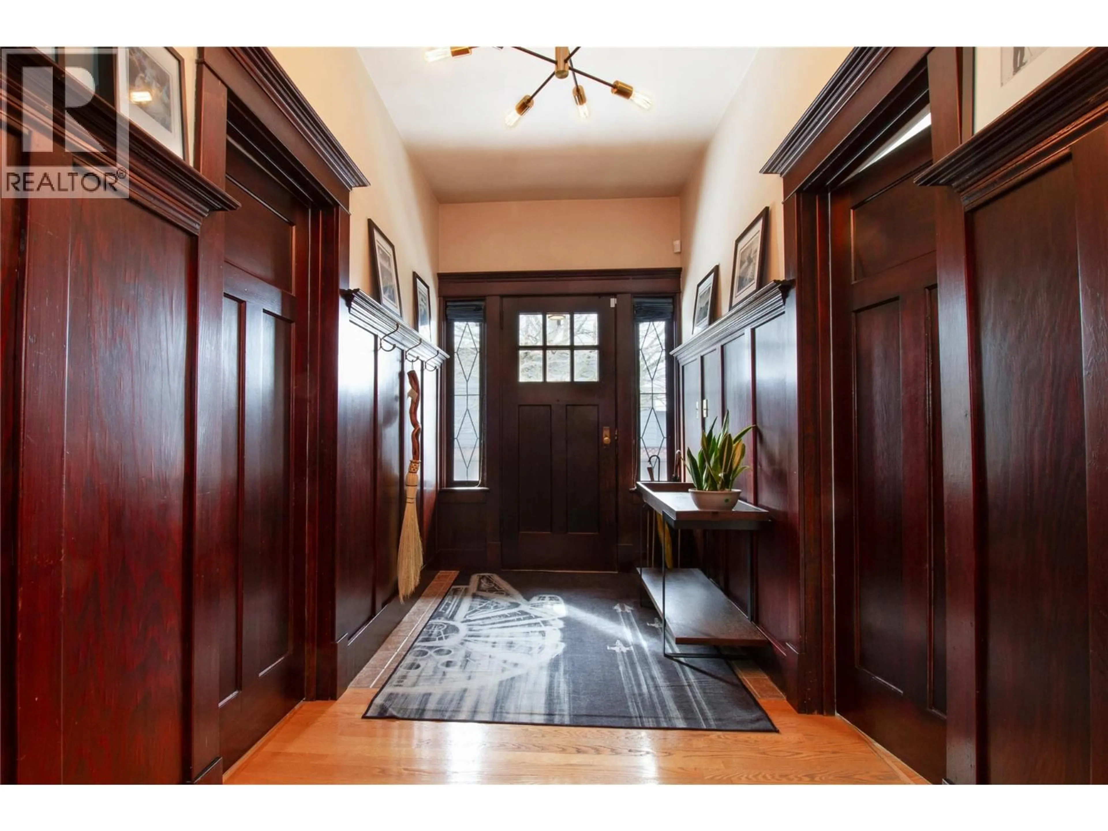 Indoor entryway for 611 MACKENZIE AVENUE, Revelstoke British Columbia V0E2S0