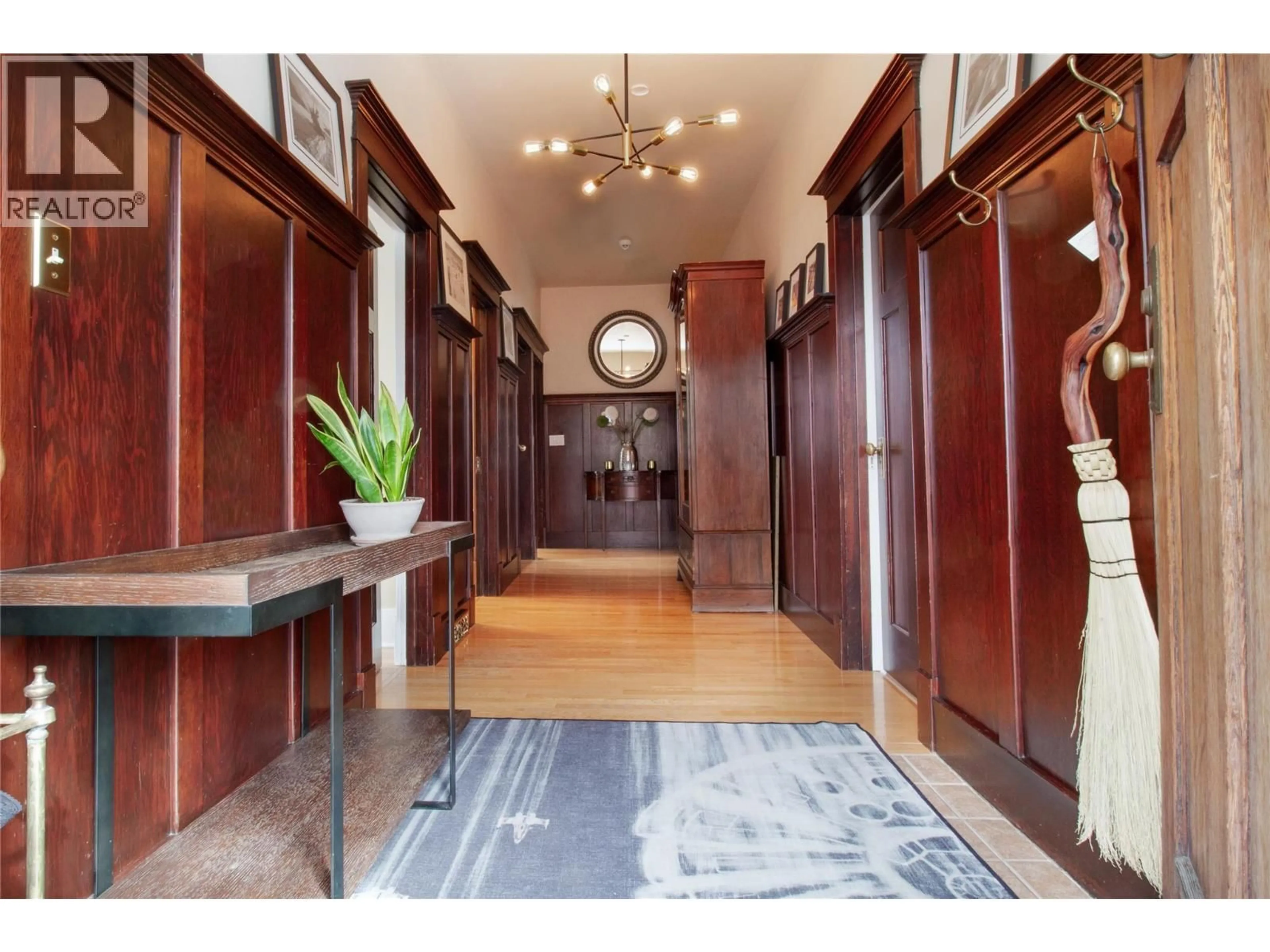 Indoor foyer for 611 MACKENZIE AVENUE, Revelstoke British Columbia V0E2S0