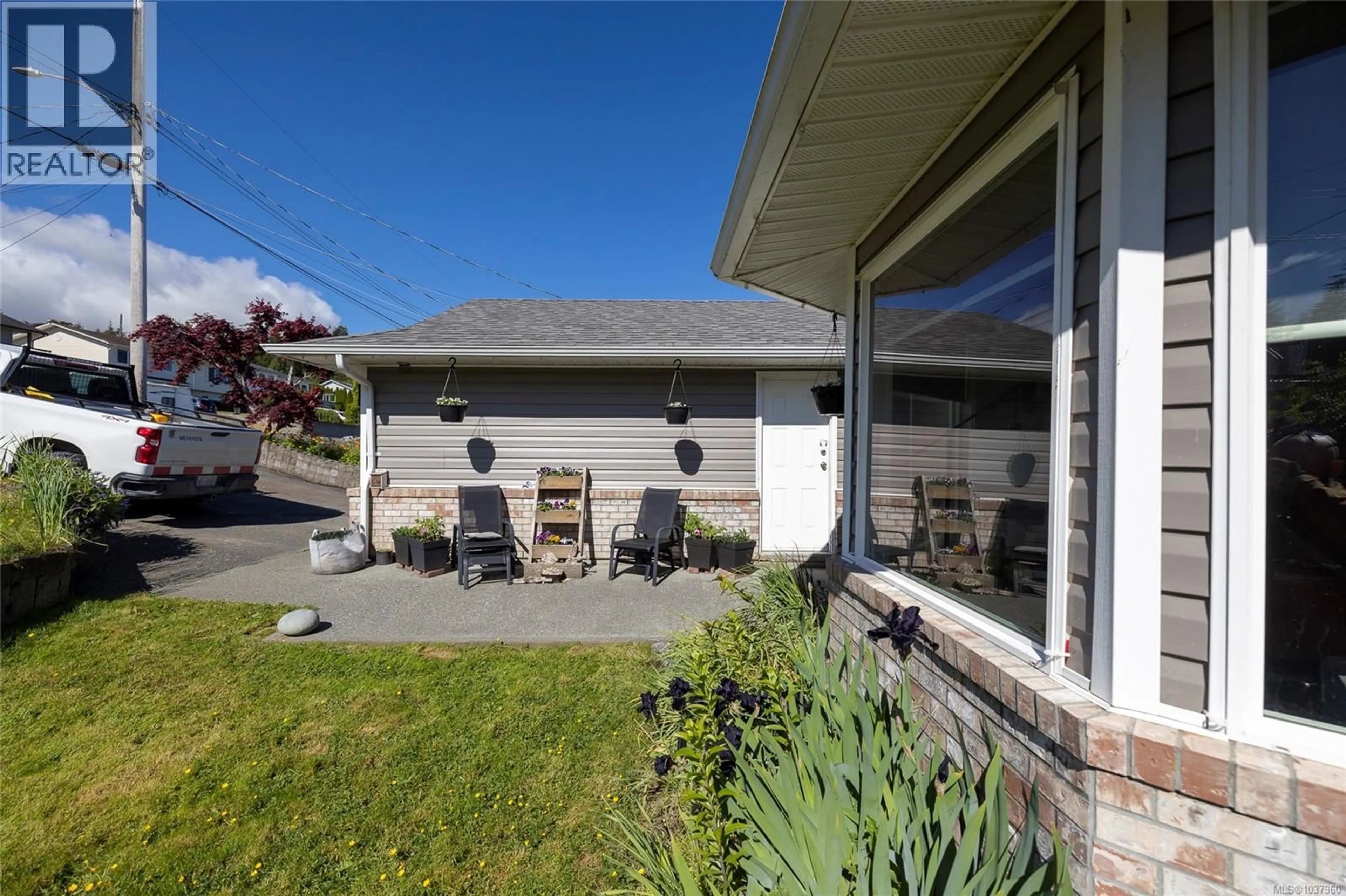 Patio, street for 2874 WOODLAND DRIVE, Port McNeill British Columbia V0N2R0