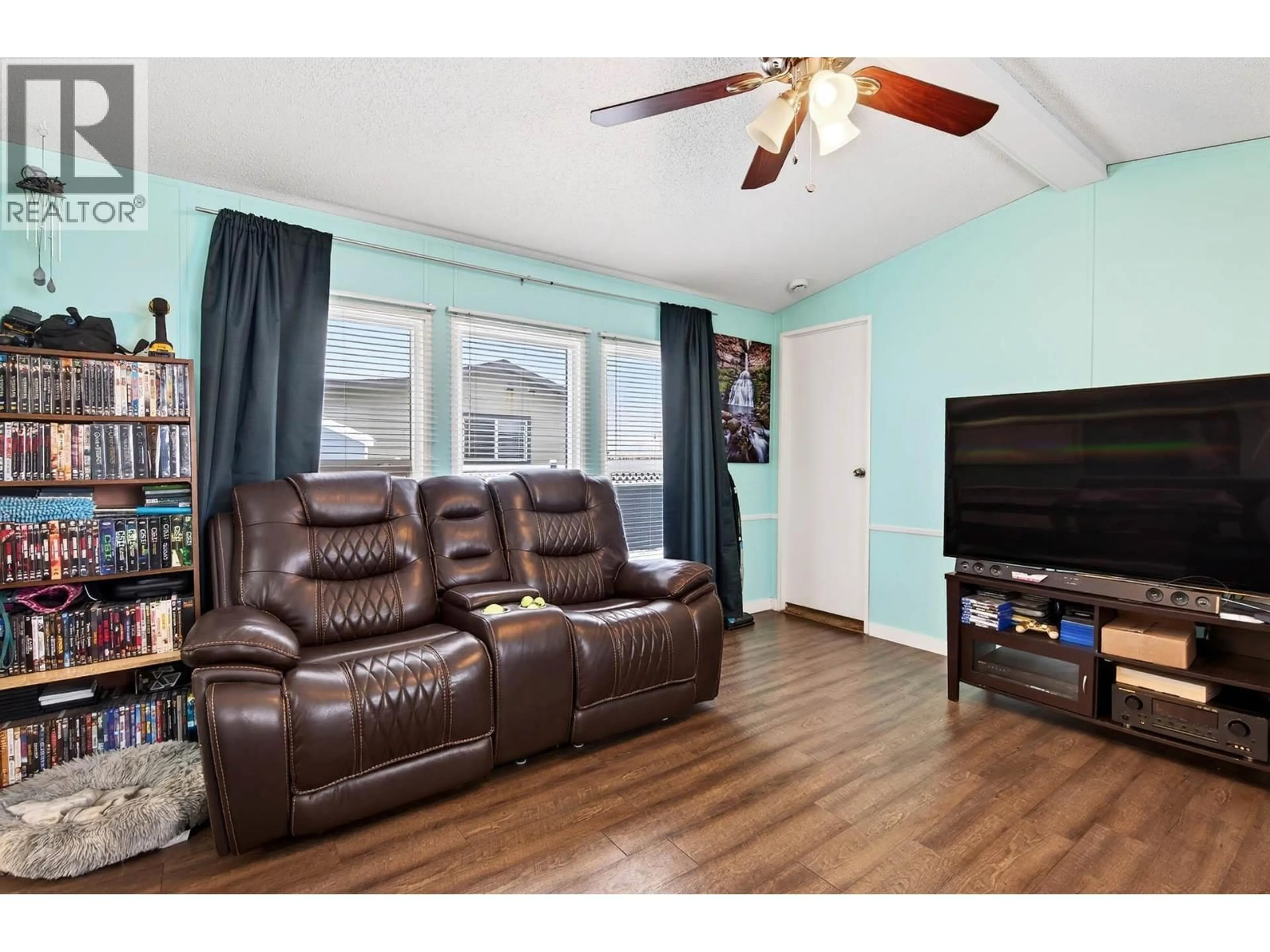 Living room with furniture, wood/laminate floor for 8 - 1555 HOWE ROAD, Kamloops British Columbia V1S1N1